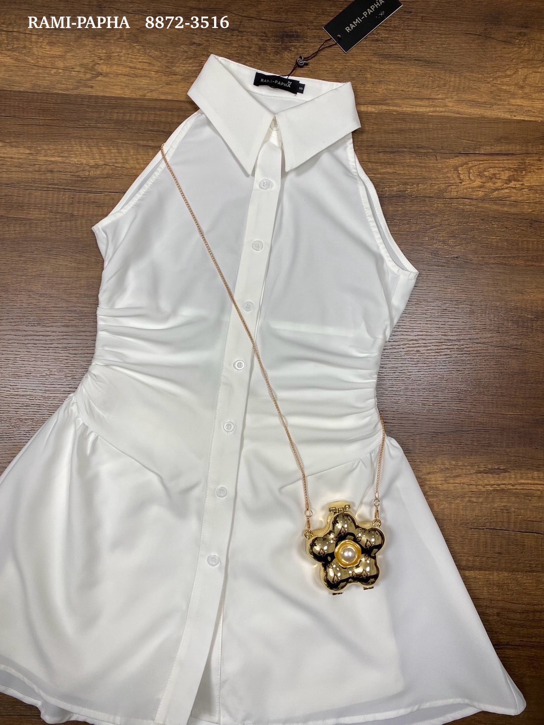 เซต3ชิ้น.. สีขาวแบบฉบับผู้ดี เสื้อคอปกกระดุมหน้า ดีเทลเก๋ทั้งตัว ดีเทลเสื้อหน้าสั้น ด้านหลังยาว เนื้อผ้านิ่มรีดง่าย สวมใส่สบาย ++กางเกงขาสั้นเนื้อผ้าและสีเดียวกัน ซับในอย่างดีทั้งตัว มีกระเป๋าใช้งานได้จริง ซิปหลัง ++กระเป๋าทรงดอกไม้สีทอง สวยหรูมากๆคะ