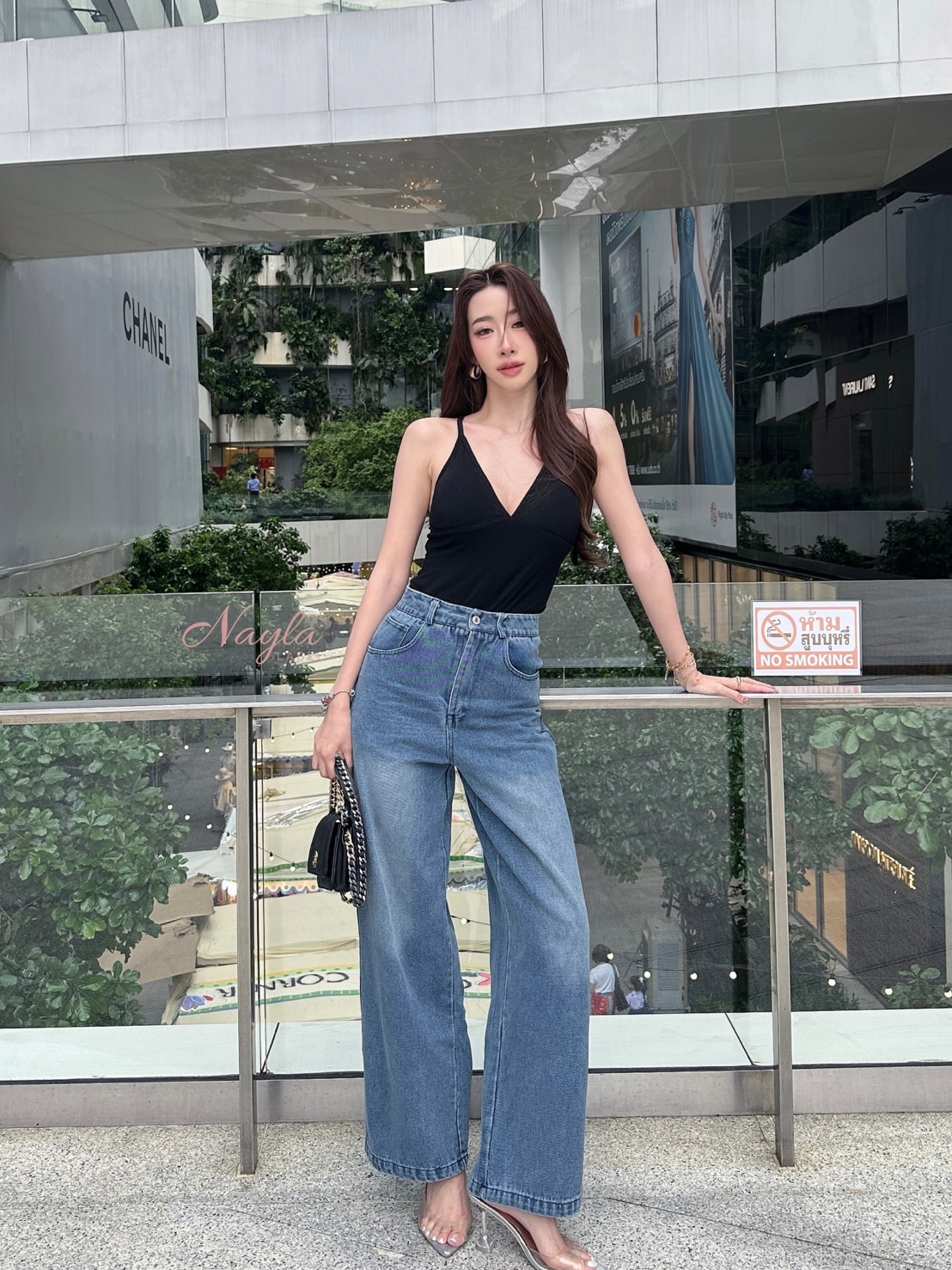 ชุดเซ็ทบอดี้สูทยีนส์ เสื้อดำ ดีไซน์เว้าหลังแอบแซ่บแบบหรูหรา กางเกงยีนส์ผ้าดีทรงสวย ใส่คู่กันดูแพง ใส่แยกก็คุ้ม จัดค่าได้ใส่บ่อยแน่นอน