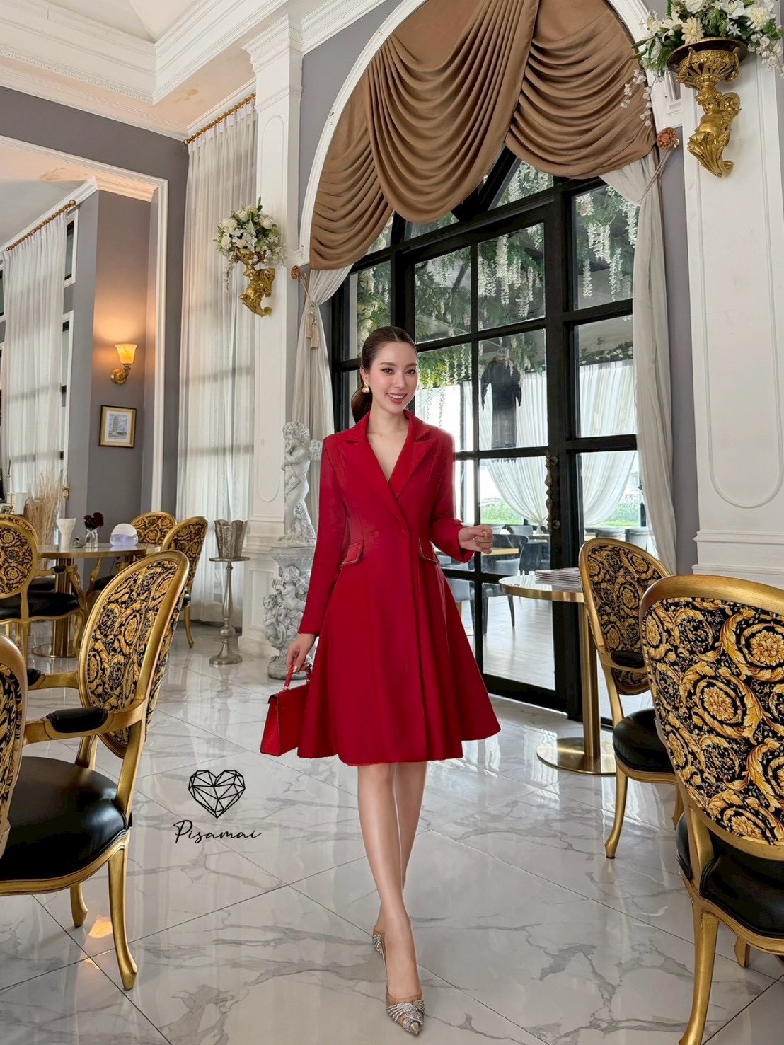 เดรสสูท5ส่วนสีแดงแขนยาว คอปก ช่วงขอบแต่งเพชรวิ๊งๆ ผ้าหนา สวยมากค่า ใส่เฟียสๆ แกรมๆ ได้ไม่ซ้ำใคร ต้องมีเลยค่า