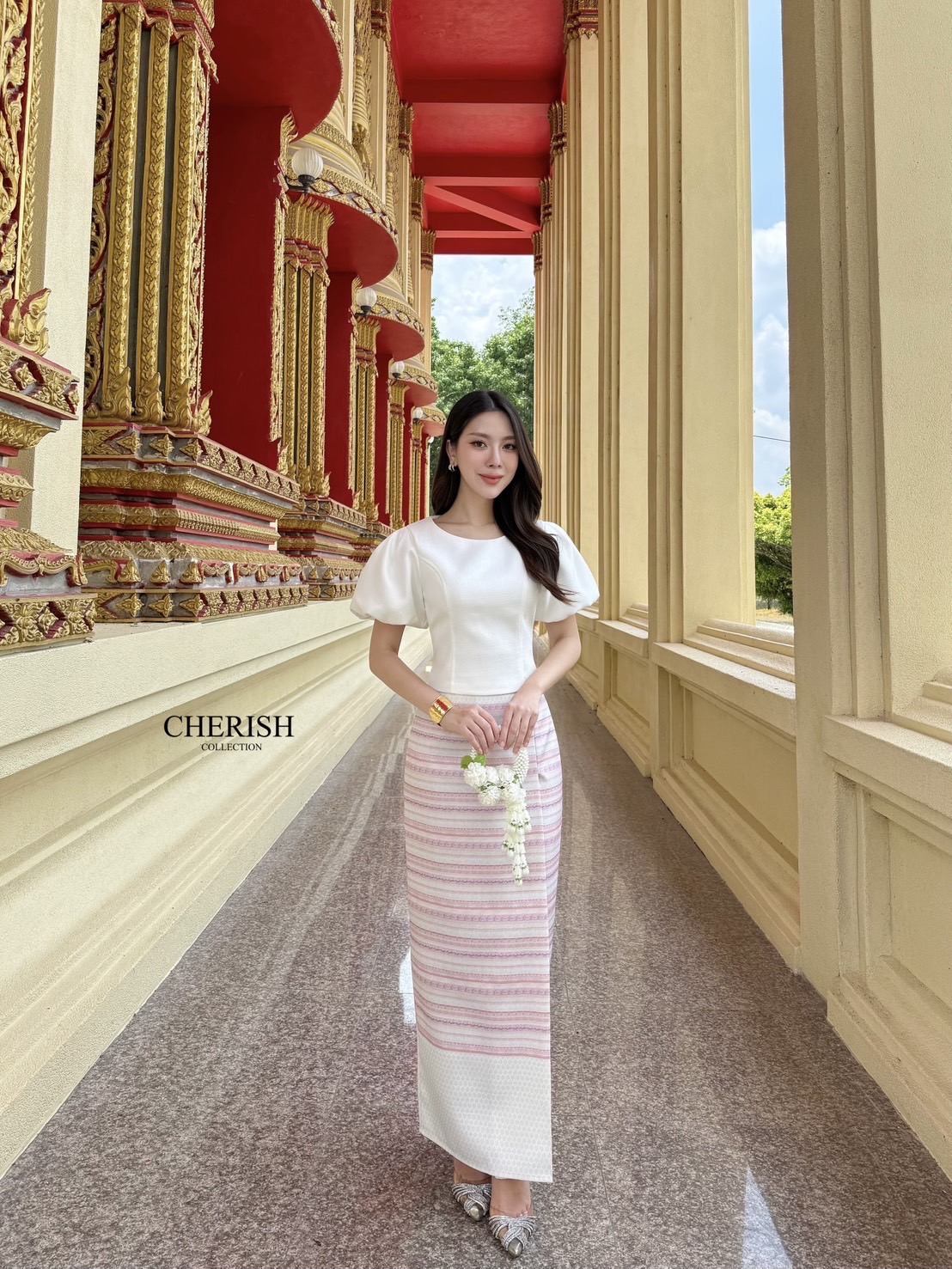 ชุดไทยที่เรียบหรูดูแพงแต่ไม่แกส ด้วยชุดนี้ ตัวเสื้อคอกลม แขนตุ๊กตาตัวผ้าถุงเอวสูงลายทางขวางสีชมพูม่วงสลับกันอย่างสวยงามซิบหลัง ผ่าหลังไม่เกินงามเดินสะดวกพร้อมซับในครึ่งตัวไม่ต้องกลัวเรื่องความโป๊แถมเข็มขัดมุกด้วยค่า งามอย่างไทยใจดี ต้องมีนะคะ