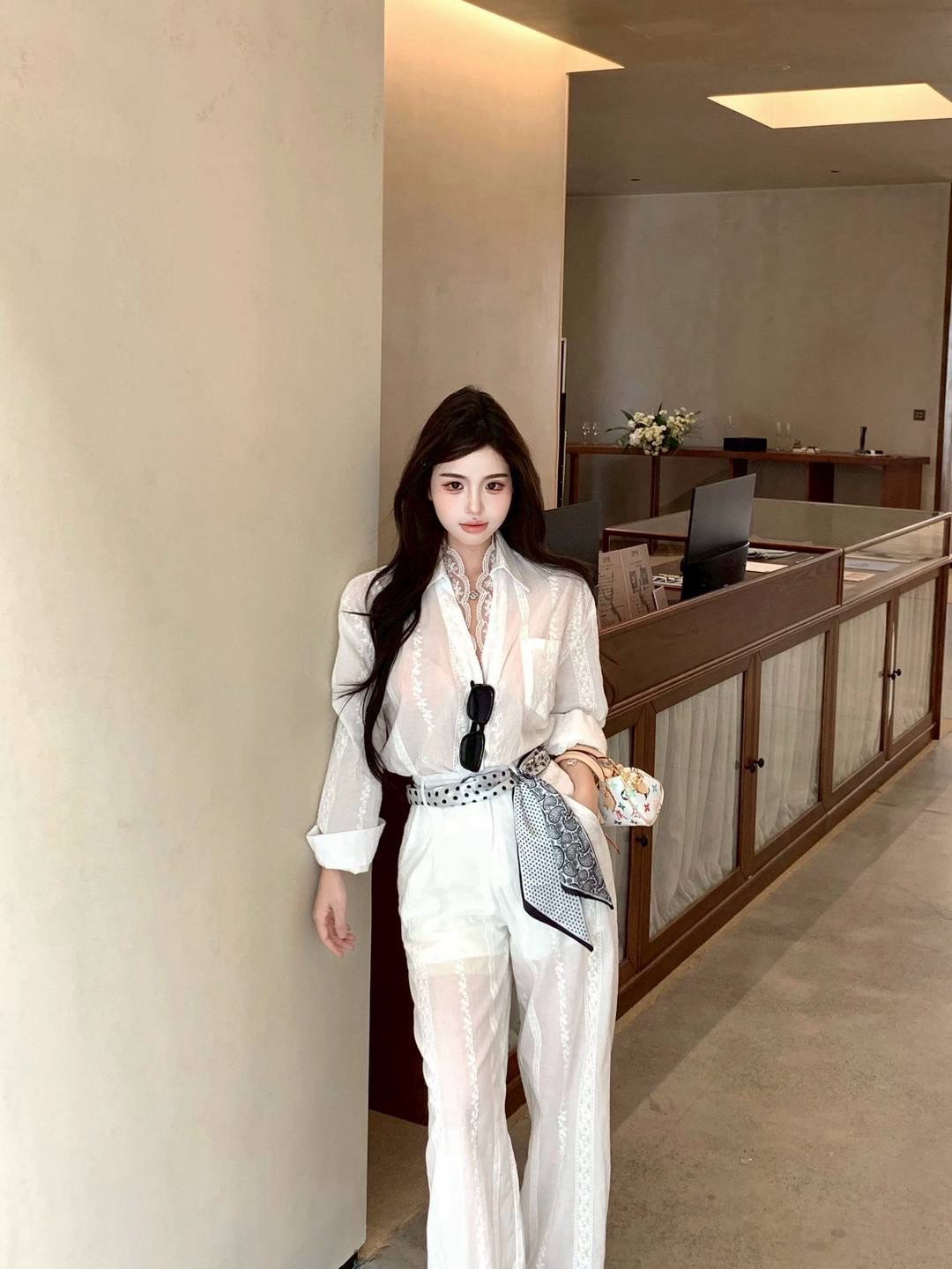 Set 3 ชิ้น 🌿 Morning vibe แบบสาวเกาหลีลุคสีขาวสบายตา เป็นผ้าคอตตอนปักลูกไม้ ตัวบนเป็นเสื้อเชิ้ตปกด้านในแต่งด้วยลูกไม้นิ่ม +กางเกงขายาว เอวด้านหลังสม็อค มีกระเป๋าข้าง ซับในขาสั้น พร้อมด้วยผ้าพันเอว หรือคาดผมได้ค่ะ