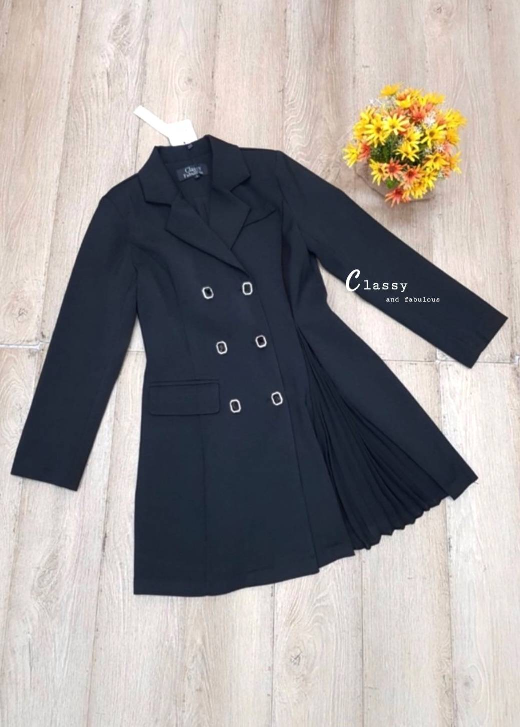 Dress สูท คอปกสูทแขนยาว บ่าเสริมฟองน้ำ ผ้าสูทอัดกาวอย่างดี กระดุมหน้าสวยๆ 6เม็ด และปลายกระโปรงด้านข้างอัดพลีท ผ้าดีมากมีน้ำหนัก มีซับในทั้งตัว งานหรูงานดูแพงเวอร์วัง สวยระดับ10 จัดเลยไม่ผิดหวัง ผ้าดี๊ดี