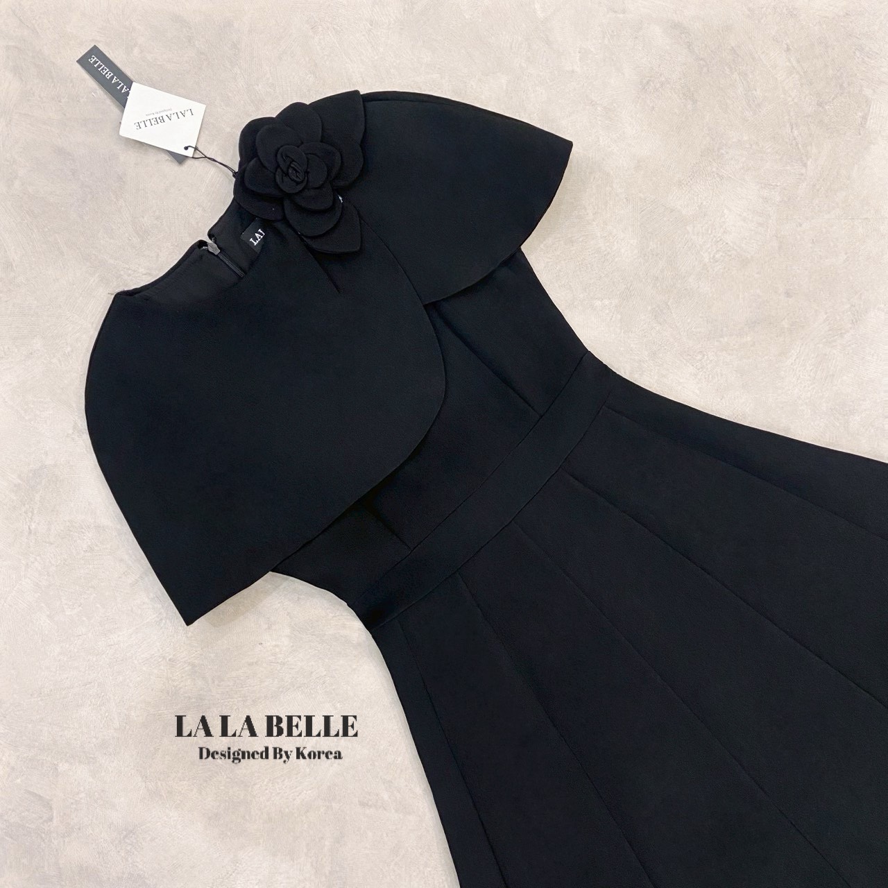 เดรสยาวผ้าสูทอัดกาวอย่างดีผ้านุ่มมีน้ำหนักมากทิ้งตัวสวยใส่แล้วเข้ารูปเข้าทรงดีเทลชุดคลุมไหล่ผ่าหลังด้านหน้าคลุมไหล่ไขว้ทับกันแต่งดอกไม้เย็บติดอย่างดีช่วงเอวมีขอบเอวกระโปรงทรงเจ้าหญิงยาวเย็บตีเกล็ดให้เป็นทรงมีซับในอัดกาวอย่างดีงานคุณภาพเกรดพรีเมี่ยม