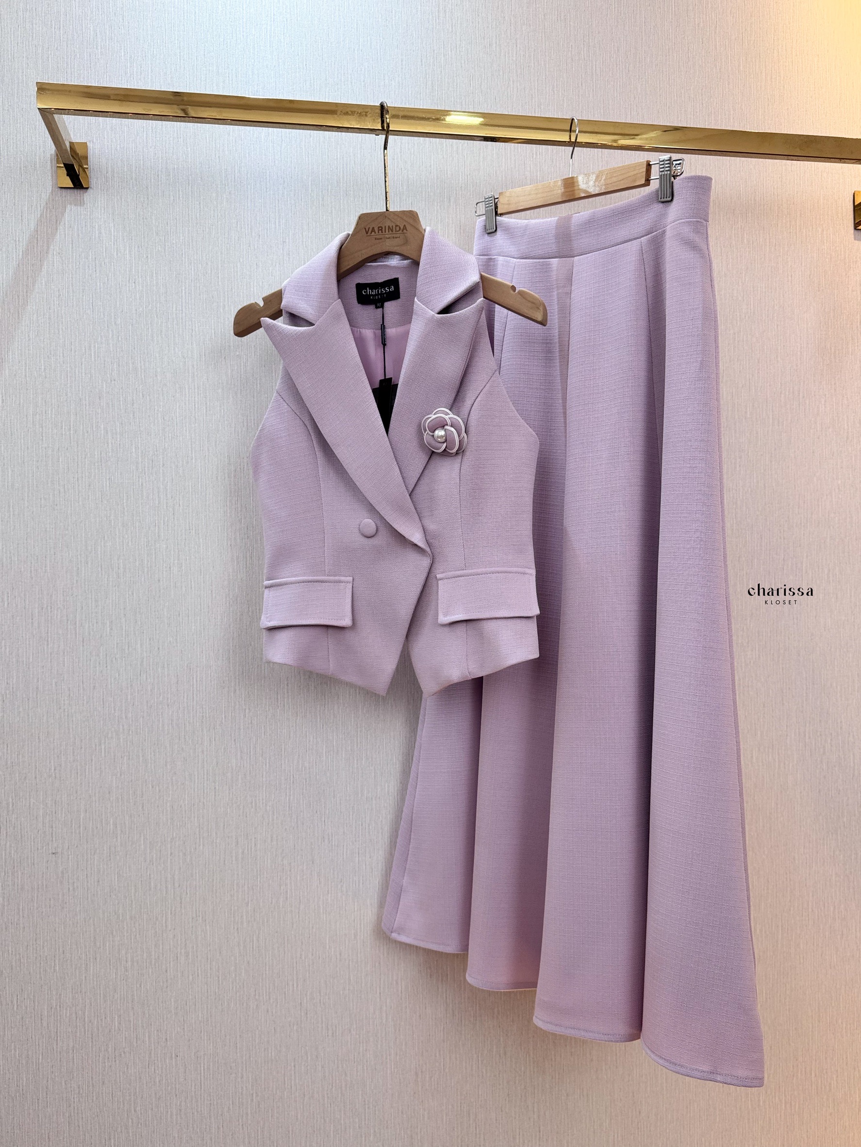เซ็ทเสื้อแขนกุดทรงเข้ารูปมาพร้อมกับกระโปรงทรงยาวพริ้วว แถมฟรีเข็มขัด ทั้ง3 ชิ้นใช้ผ้าเดียวกันในการตัดเย็บ ตัวเสื้อเก็บทรงเข้ารูปสวยมากก กระดุมปั้มติดได้จริง2เม็ด แต่งกระเป๋าหลอกซ้ายขวา กระโปรงมีซับในอย่างดีเอวเป็นซิปเอวสูงไม่สม้อค ผ้าดีมากกก ใส่ทำงานหรือไ