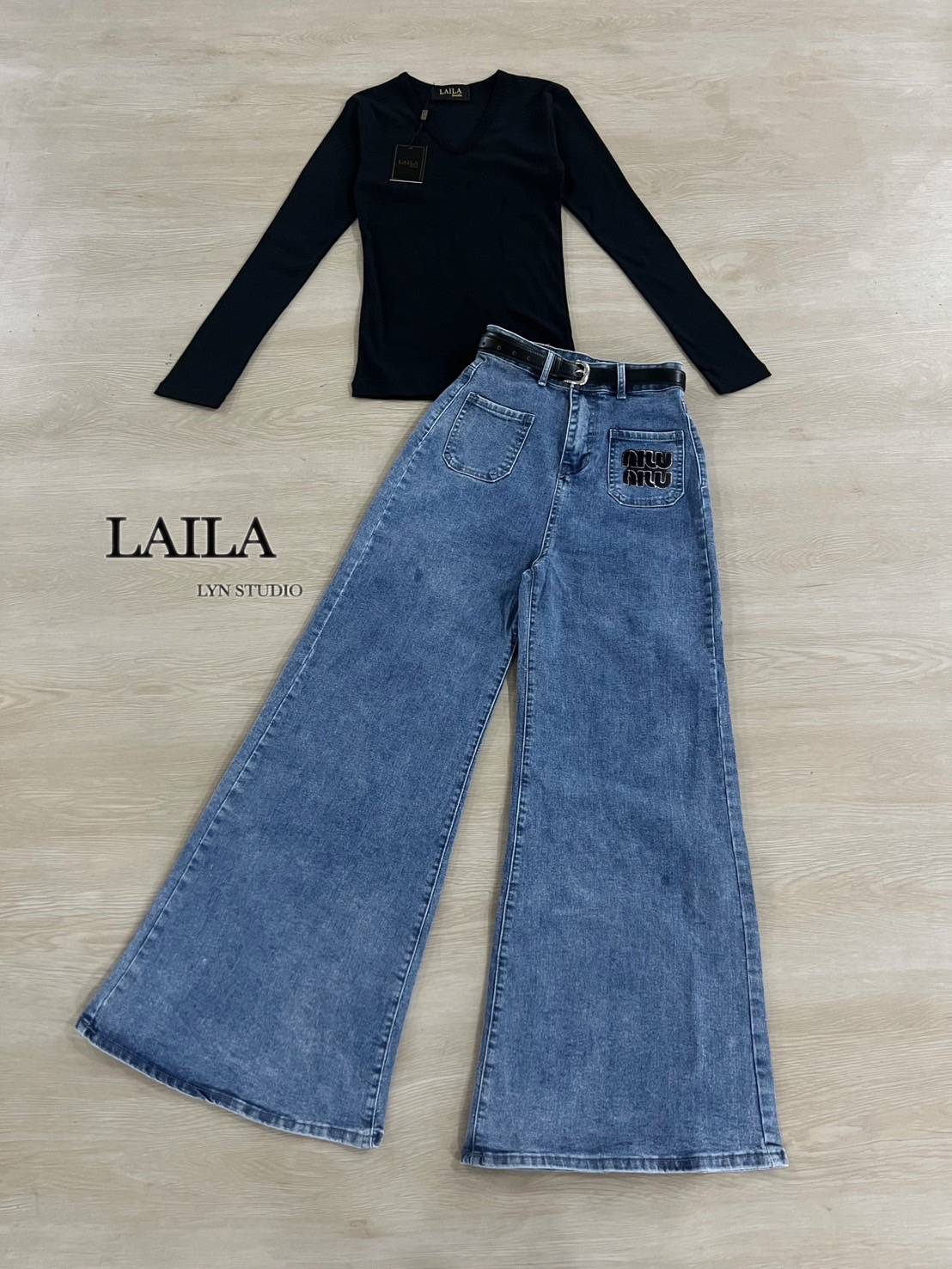 Detail: Set เสื้อ+กางเกง+เข็มขัด งานเสื้อคอวีแขนยาว ทรงเข้ารูปเนื้อผ้ายืดหยุ่นเข้าทรงสวย มาในโทนสีดำเท่สุดๆ มาพร้อมกางเกงยีนส์ขายาวงานทรงขากระบอกปล่อยๆ งานยีนส์แท้ #bylaila brand #กางเกงยีนส์ #ยีนส์ #เสื้อแขนยาว #เสื้อคอวี #ยีนส์ขายาว #สายคาแฟ่ #เข็มขัด #