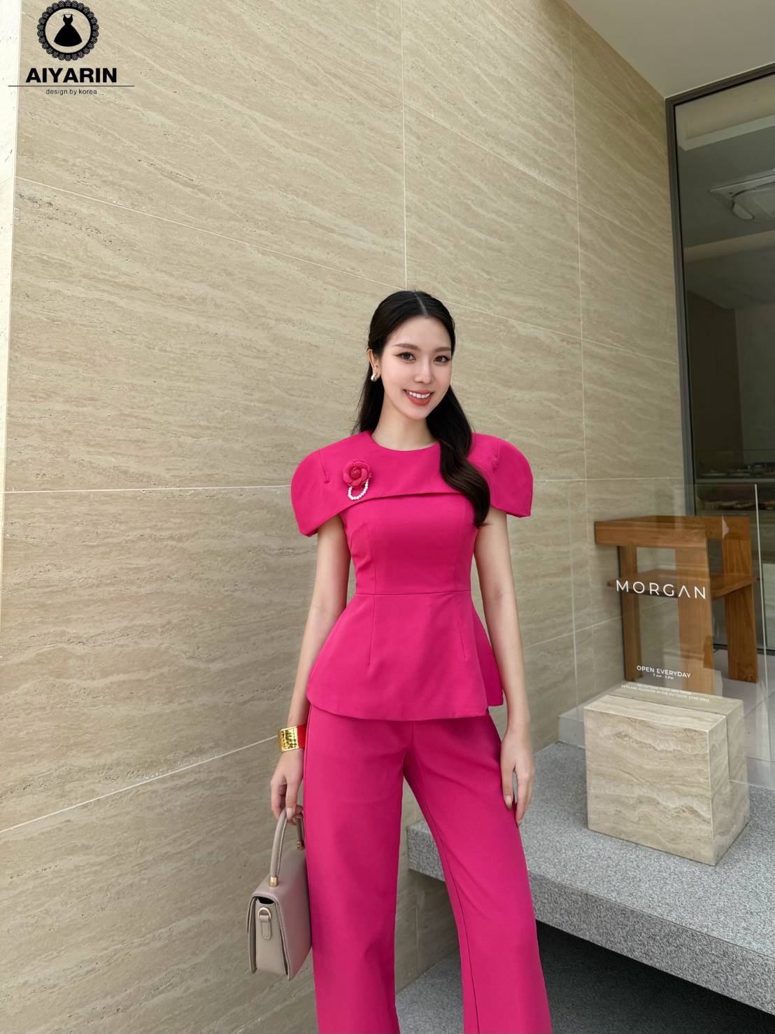 set เสื้อ+ กางเกงขายาว เสื้อเนื้อผ้าดีมากๆหนามีน้ำหนักเสื้อดูไอโซ เป็นผ้าอย่างดีซับในอย่างดีเสื้อดูเก๋ๆผ้าหนาสวยเก๋มากมีเข็มกลัดดอกไม้สวยเก๋มาพร้อมกางเกงขายาวกางเกงเป็นซิปซ่อนทำให้ดูไอโซละผอมเพรียวผ้าอัดกาวอย่างดีมีซับในหั้ยคะทรงสวยมากชุดสวยเก๋ดีต่อใจจริง