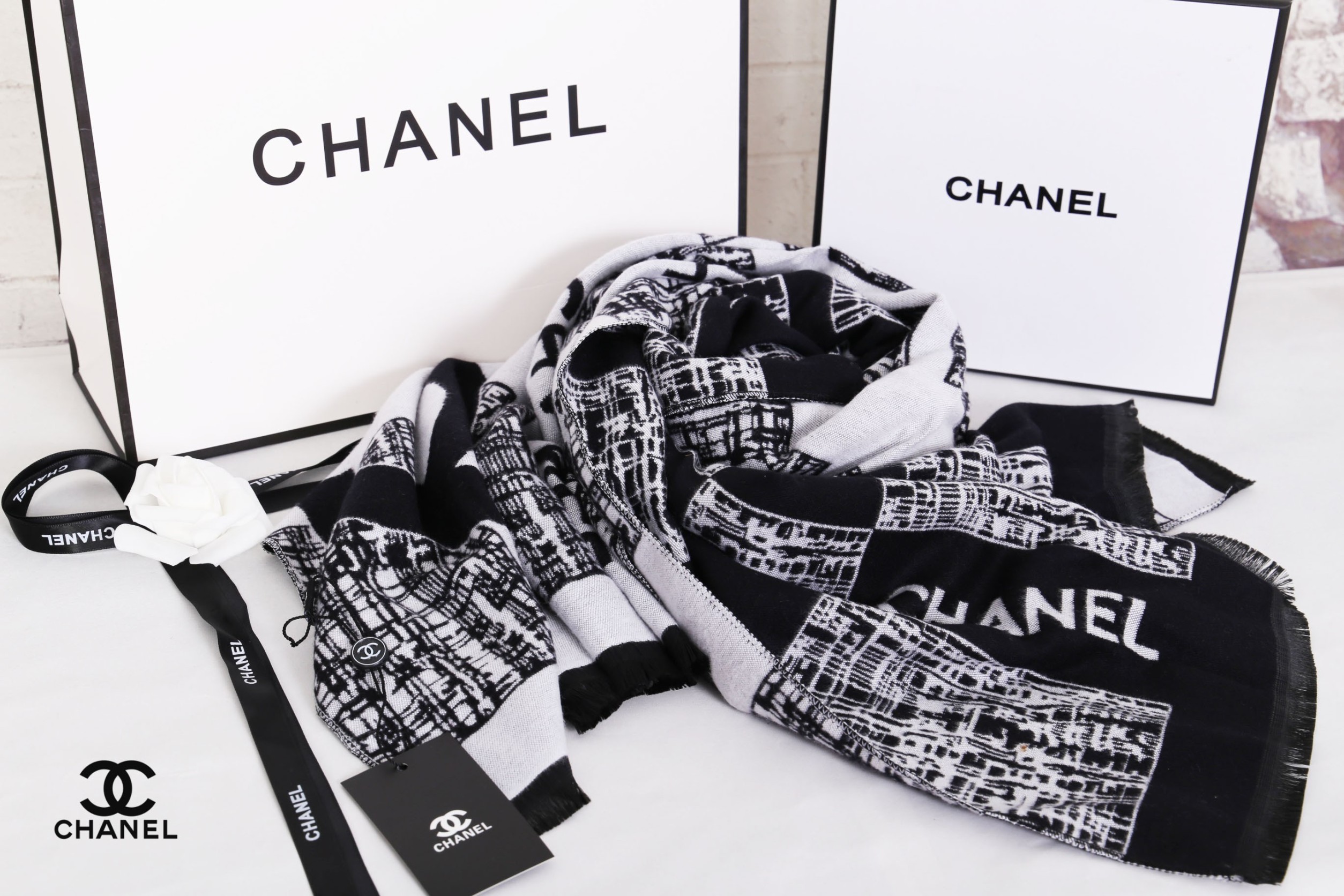 ผ้าพันคอไฮโซแบรนด์เนมชาแนลพรีเมี่ยมกิ๊ฟ Chanel Scarf/Wrap ผ้าพันคอ/ผ้าคลุมไหล่