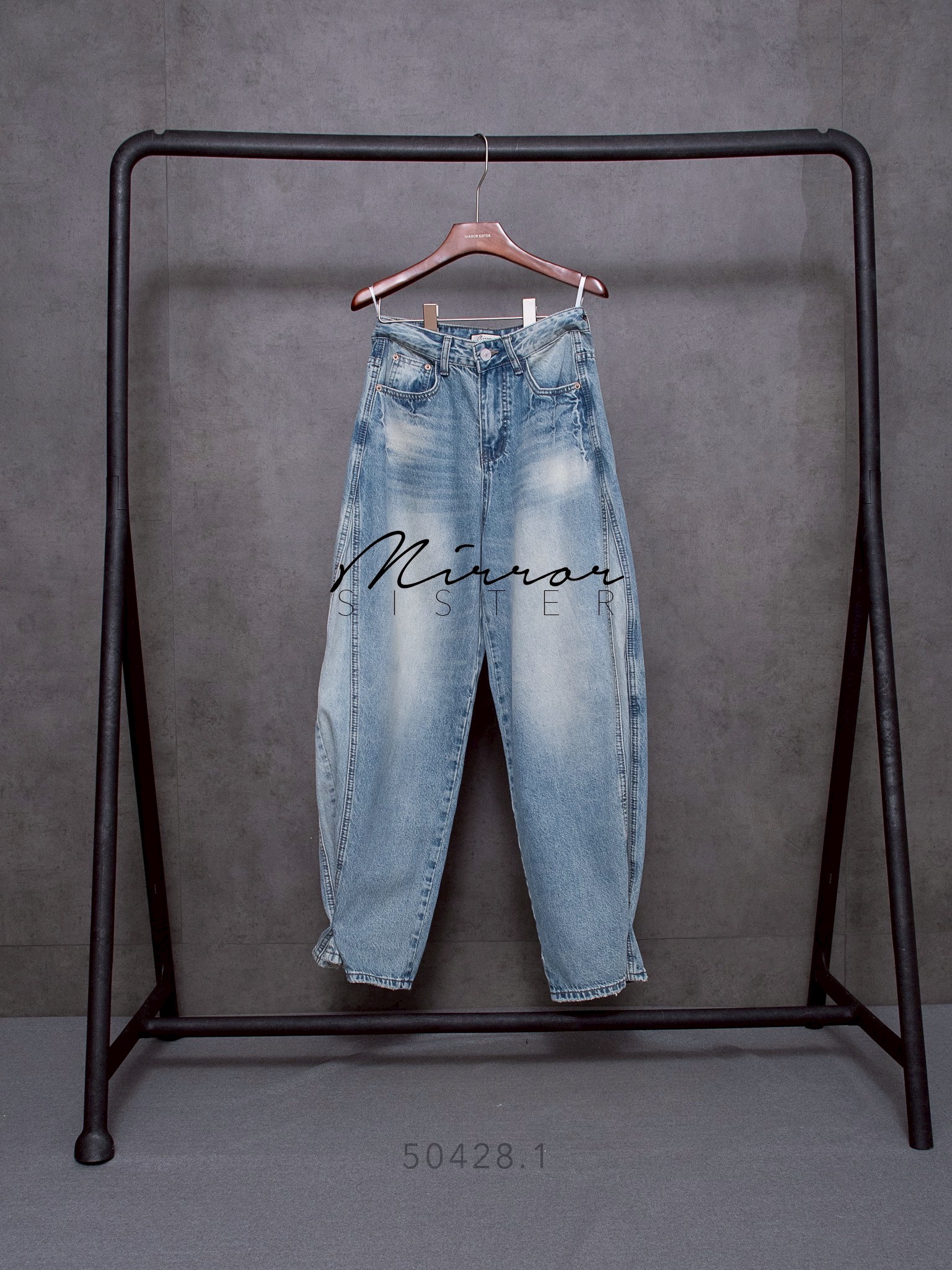 •MiRRoRSiSTER's 2in1 BaGGY JEANs•• กางเกงยีนส์ที่รัก…ใส่ได้2ทรงในตัวเดียว!! ใส่เป็นทรงขากระบอก หรือทรงBaGGyก็ได้เพียงติดกระดุมแป๊กที่ปลายขา มีดีเทลเก๋ทั้งตัว ด้านข้างต่อผ้าแต่งเดินตะเข็บสวย ด้านหลังแต่งลายฟอกเท่ห์ๆ เนื้อผ้ายีนส์ระดับPREMiUMฟอกสีสวย แ