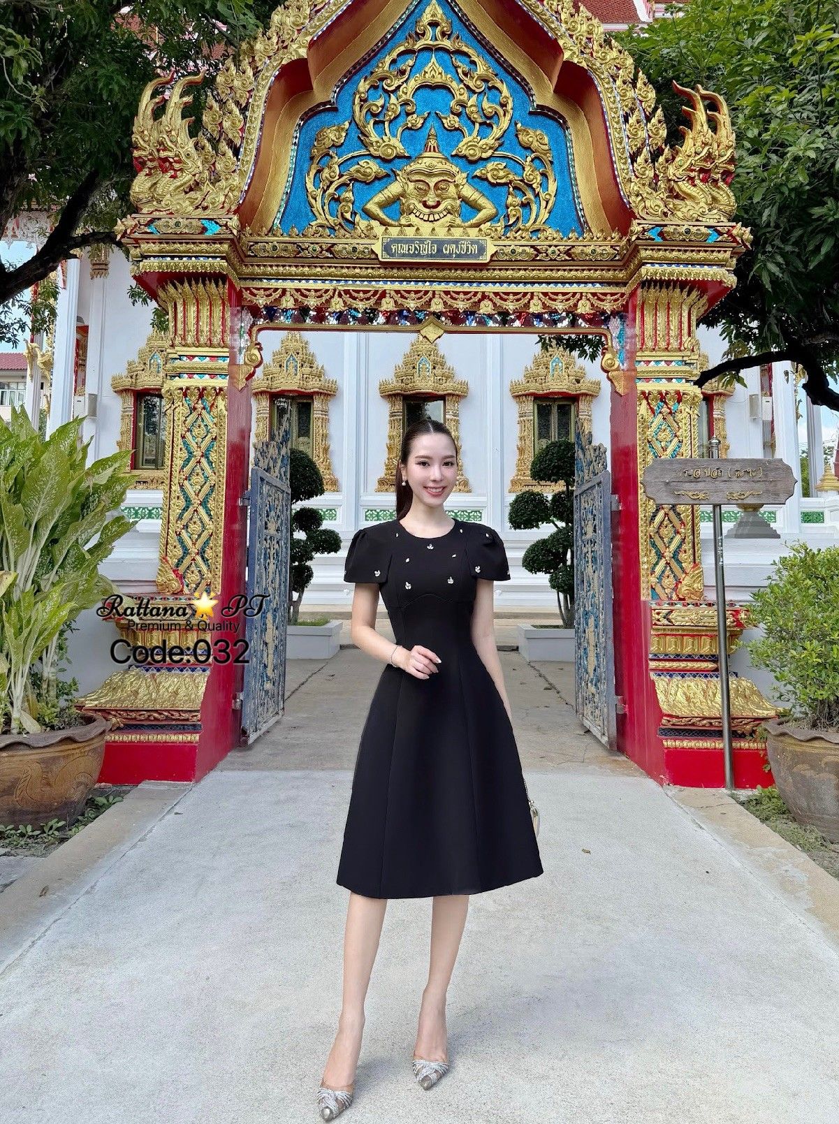 เดรสสีดำ เรียบหรูดูแพง แต่งเพชรที่หน้าอกและแขนเสื้อ ให้ดูสวยเก๋ดูแพง เนื้อผ้าดีมาก หน้าอกมีฟองน้ำ มีซับในทั้งชุด มีซิบด้านหลัง จะใส่ไปงานแต่ง ใส่ไปงาน ใส่ออกงาน รับรองสวยแพง