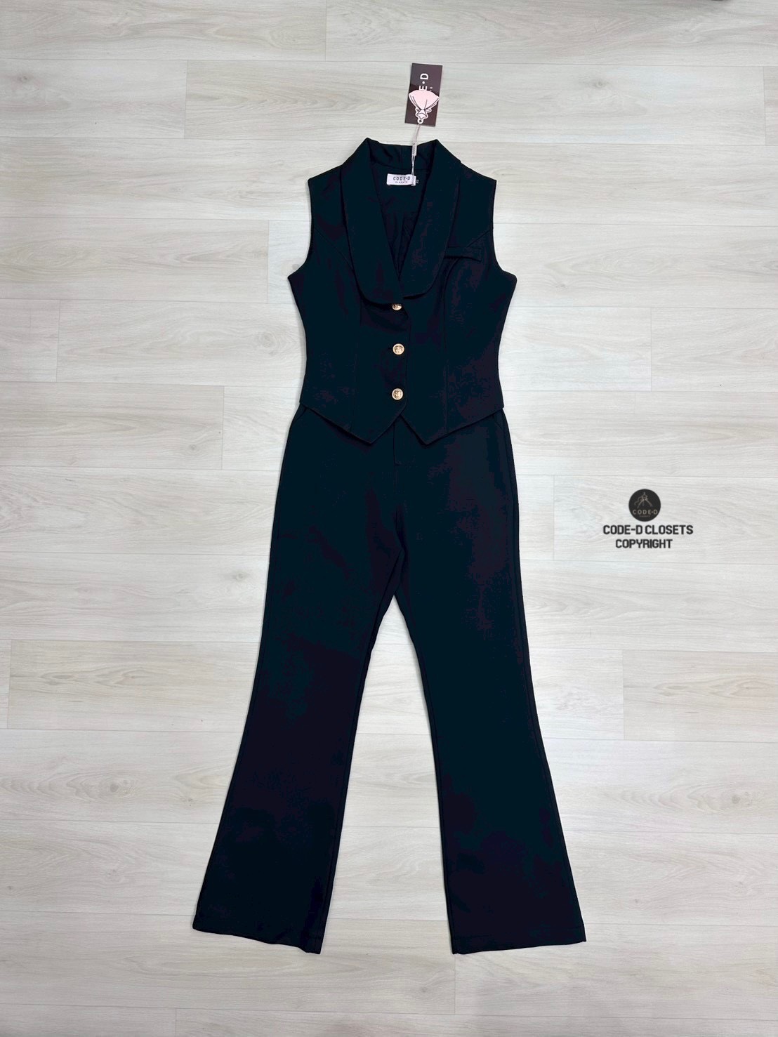 Set 2 ชิ้น สีดำ เสื้อกั๊ก + กางเกงขายาวไฮโซสุด ๆ เสื้อทรงกั๊กคอปกมีกระดุมสีทองหน้า ทรงสวย และกางเกงขายาวทรงขาม้า มีกระดุมและซิปด้านหน้า มีกระเป๋าล้วงทั้งสองข้าง เนื้อผ้าดี ทรงเข้ารูปสวยแพทเทิร์นเป๊ะมากๆ ใส่ทำงาน ใส่ไปธุระ ดูดีสุดๆค่ะ