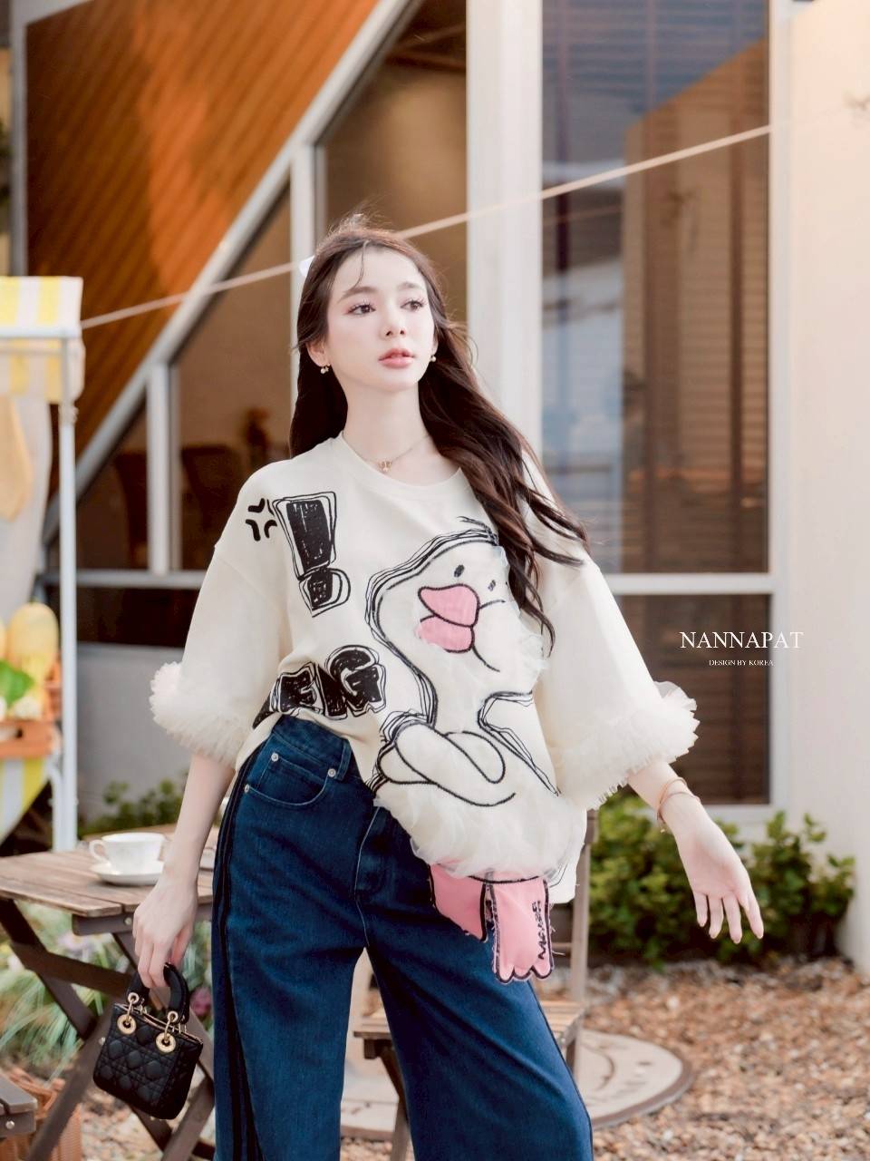 เสื้อ น้องเป็ดน้อยแก้มป่อง งานเสื้อเกรดพรีเมี่ยม ที่กำลังโซฮอตอยู่ตอนนี้นะคะ ดีเทล รายละเอียดอย่างจึ้ง ชอบความแขนใหญ่ แต่งระบายพองๆอย่างสวย ขาน้องเป็ดก็ทำถึงเกิ๊นน เก็บทุกเม็ดทุกรายละเอียด แม็ชได้ทั้งกระโปรง กางเกงเลยคะ น่ารักแบบมีเทสจริงๆ