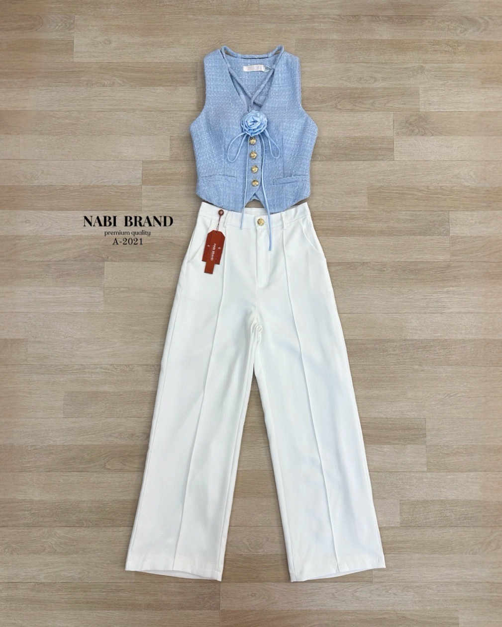 Label :: #NABIBRAND Code :: A-2021 Detail :: ชุดเซ็ตเสื้อแขนกุด ดีไซน์แต่งสาย คอV กระดุมทอง มาคู่กับกางเกงขายาวทรงกระบอกเล็ก ตีเกล็ตเส้นด้ายตรงกลาง กางเกงซิปหน้า มีกระเป๋า 2ข้าง มาคู่กับเข็มกลัดดอกไม้ สวยน่ารักมากๆ พลาดไม่ได้setคือสวย เป๊ะสุด ใส่ได้ตลอดค่