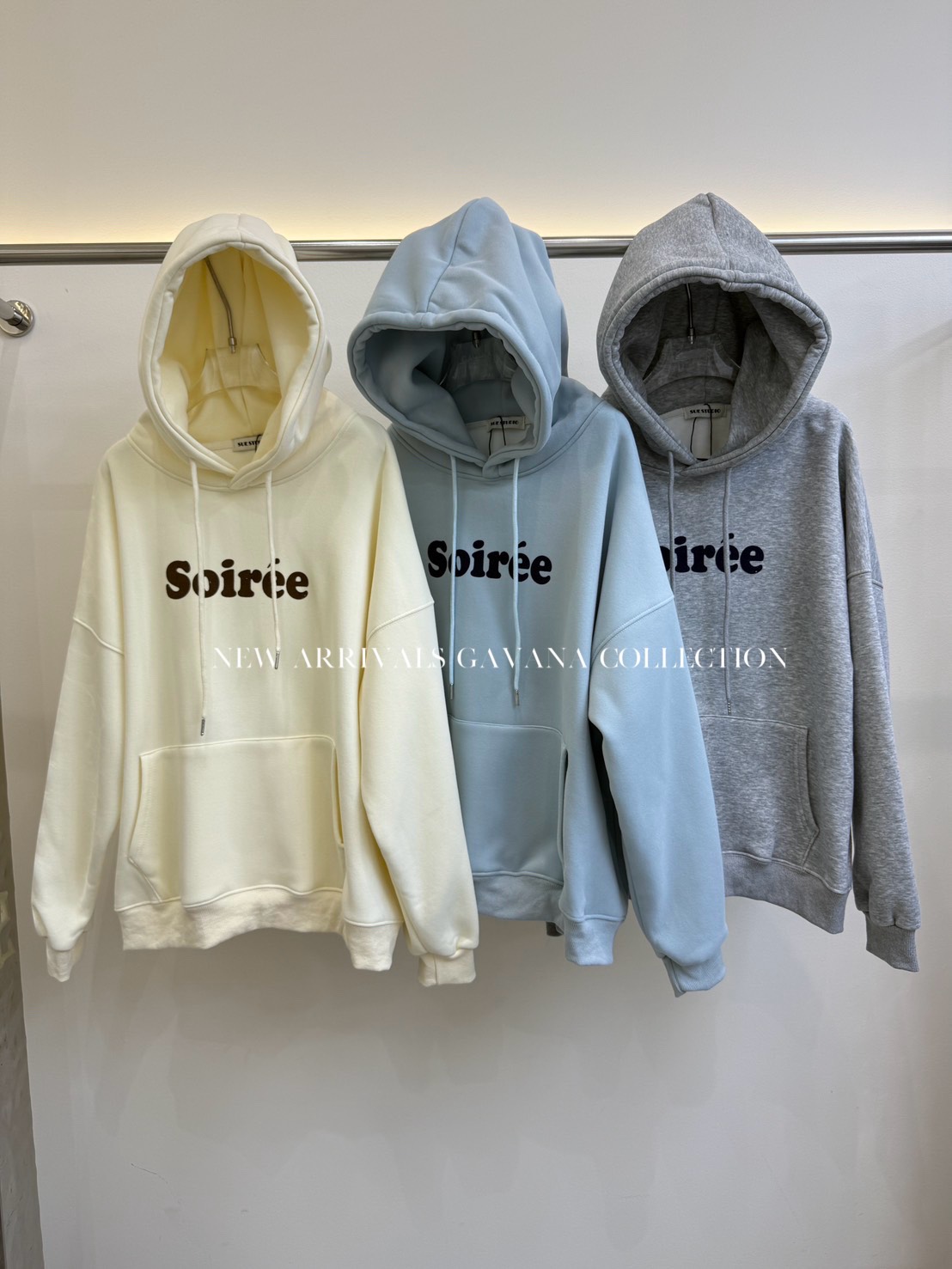 เสื้อฮู้ดดี้แขนยาวบุขนด้านใน ✔ ดีเทลมีกระเป๋าด้านหน้า สกรีนลายภาษาอังกฤษ ฮู้ดรูดปรับได้ ด้านในบุขนกันหนาว ✔️ ใส่เที่ยวอากาศหนาวได้เลยค่าาา