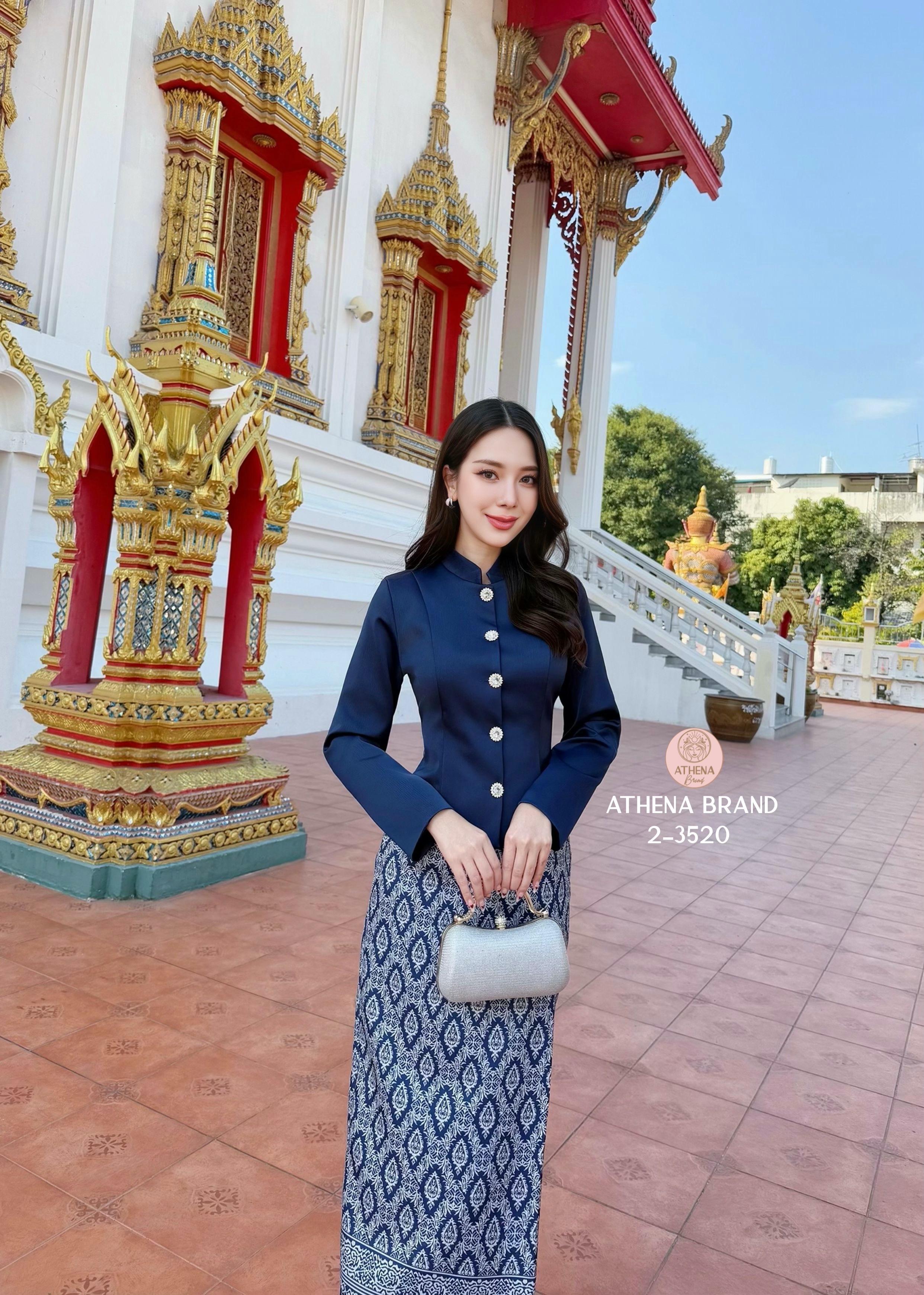 Tag 🔖 :Athena (อธีน่า) Brand Detail :: เสื้อ+กระโปรง เสื้อคอปีนแขนยาวดีไซน์ด้านหน้าแต่งกระดุมเรียงสามารถแกะใช้งานได้จริง มีซับด้านใน แมตช์มาคู่กับกระโปรงพิมพ์ลายป้ายทบคล้ายงานผ้าซิ่นป้ายสำเร็จ ชายกระโปรงด้านหลังผ่า เนื้อผ้าดี๊ดีมีTexture งานมีซับใ
