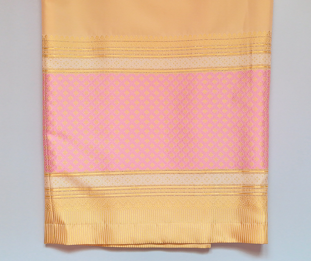 ผ้าถุงไหมสำเร็จรูป (สีครีม) งานตัดเย็บประณีต อัดผ้ากาวตามสีของผ้าถุง เนื้องานดีเกรด A (รอบเอว 32 นิ้ว)