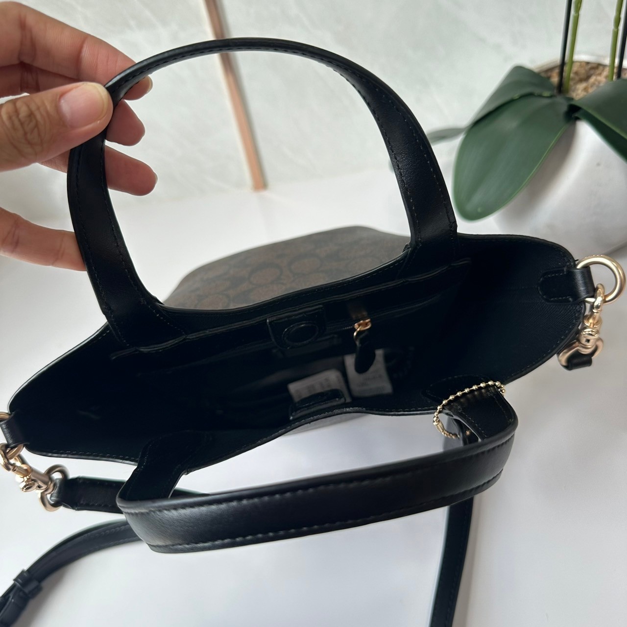 กระเป๋าสะพายไฮโซแบรนด์เนมโค้ชทรงโท้ทขนาด 8 นิ้วสีน้ำตาลดำลาย C COACH HANNA BUCKET BAG (CR256)