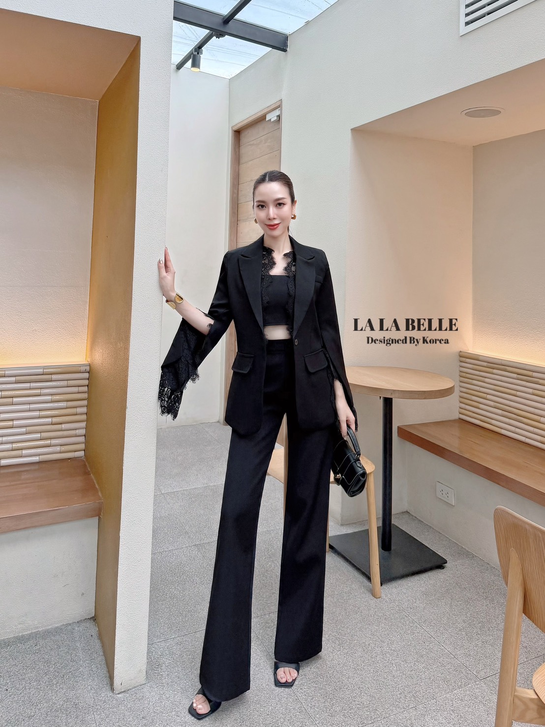 เซต3ชิ้นผ้าสูทอัดกาวอย่างดีผ้าดีทรงสวยเสื้อครอปสายเดี่ยวเสริมฟองน้ำปรับสายได้ใส่คู่กางเกงขายาวเอวสูงมีกระเป๋ากางเกง2ข้างมีซับในอัดกาวอย่างดีมาพร้อมเสื้อสูทคอปกแขนยาวผ่าแขนแต่งลูกไม้ช่วงขอบคอและขอบแขนมีซับในอัดกาวอย่างดีงานคุณภาพเกรดพรีเมี่ยม