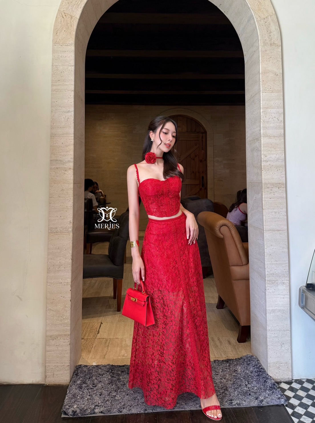 เซตผ้าลูกไม้สีแดงสายเดี่ยวแต่งผ้าฉลุ สายเดี่ยวทรงสั้นเข้ารูปพร้อมฟองน้ำเสริมอกเพื่อให้ทรงสวยตีเกล็ดฉลุรวบอกและช่วงตัว มาพร้อมกับกระโปรงยาวทรงบานดีเทลแต่งผ้าฉลุด้านหน้ากระโปรงมีซับครึ่งตัวงานซิปหลังทั้งเสื้อและกระโปรง มีเชือกและดอกไม้เข็มกลัดจะใช้ที่คอหรือ