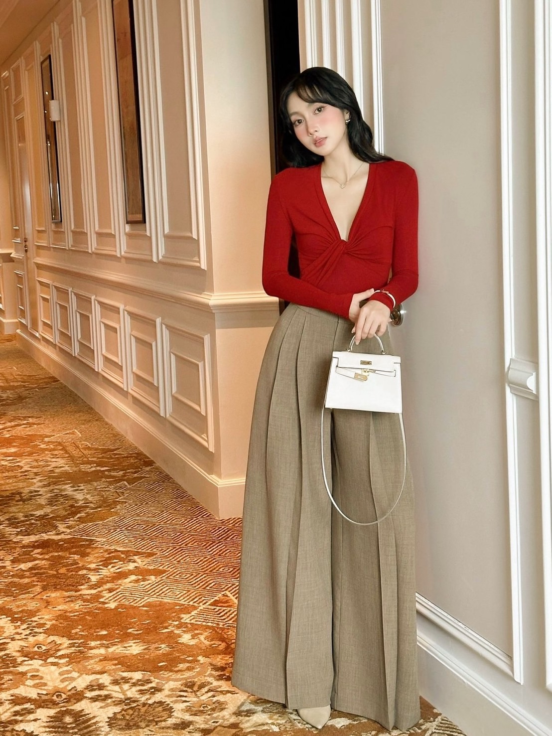 Teg : Lover’s Shop Brand : LV. Detail : Set.3ชิ้น ลุคเรียบหรูดูผู้ดี (ได้เสื้อ+กางเกง+เข็มขัด) ตัวเสื้อเป็นผ้าหนานุ่มยืดทรงเข้ารูปใส่สบายไม่รัดอึดอัดนะคะ มาพร้อมกางเกงเอวสูงทรงสวย กางเองอัดจีบเวลาใส่สวยเหมือนนางแบบใส่เลยค่ะ ผ้าหนาอัดกาวมีซับใน ผ้าไม่ยับง่