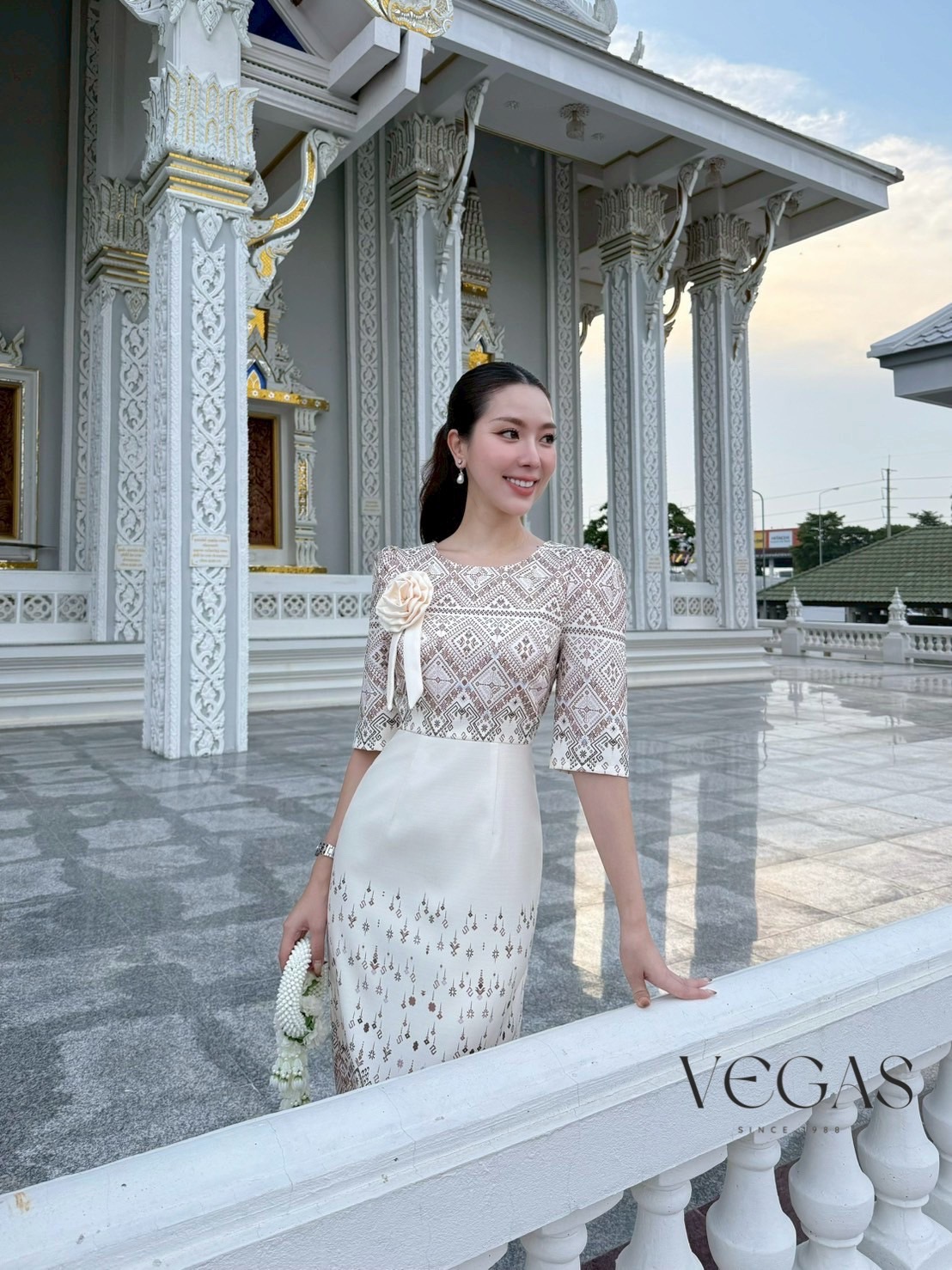 Thai Style Dress เดรสผ้าไทยพร้อมเข็มกลัดดอกไม้ ใส่เข้ารูปสวยมากคะ งานตามไซต์ ใส่สบาย ผ้าเนื้อดีมว๊าก ซับในทั้งตัว ️