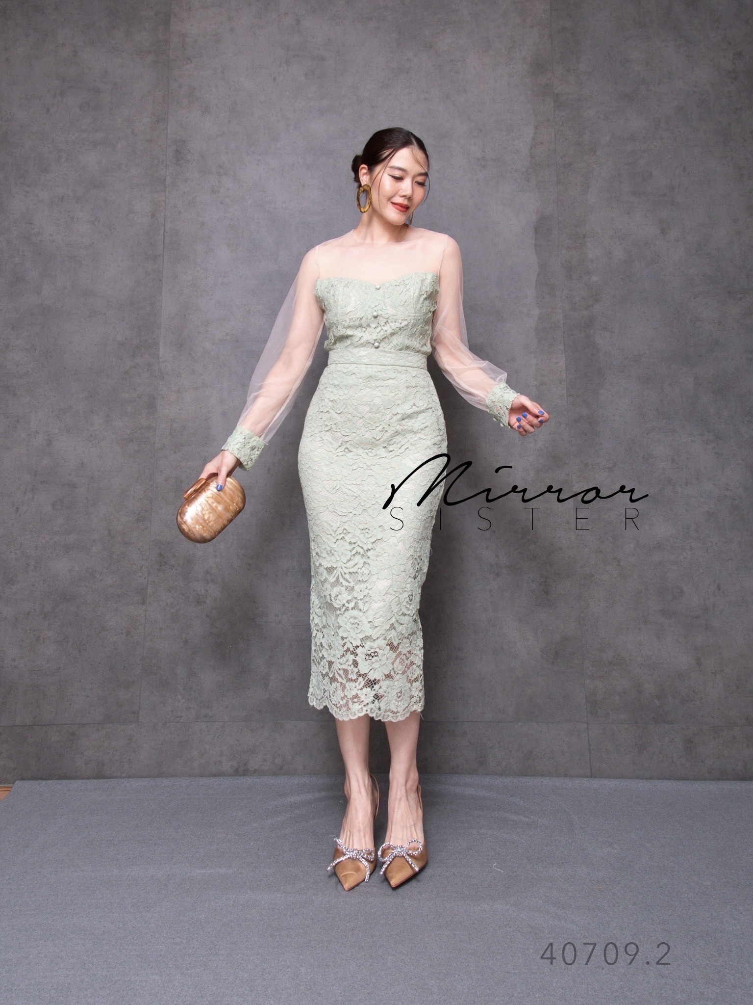 เซ็ทลูกไม้เสื้อคู่กระโปรงทรงสอบสวยเก๋ สวยเริ่ดทุกevent ใส่แล้วดูผอมเพรียว ช่วงบนเป็นเสื้อลูกไม้ตัวสวยเก๋ แต่งซีทรูช่วงอกไปจนถึงแขน ช่วงตัวเป็นลูกไม้ทรงอกเว้า สวยแซ่บ ช่วงล่างเป็นกระโปรงเอวสูงทรงสอบ