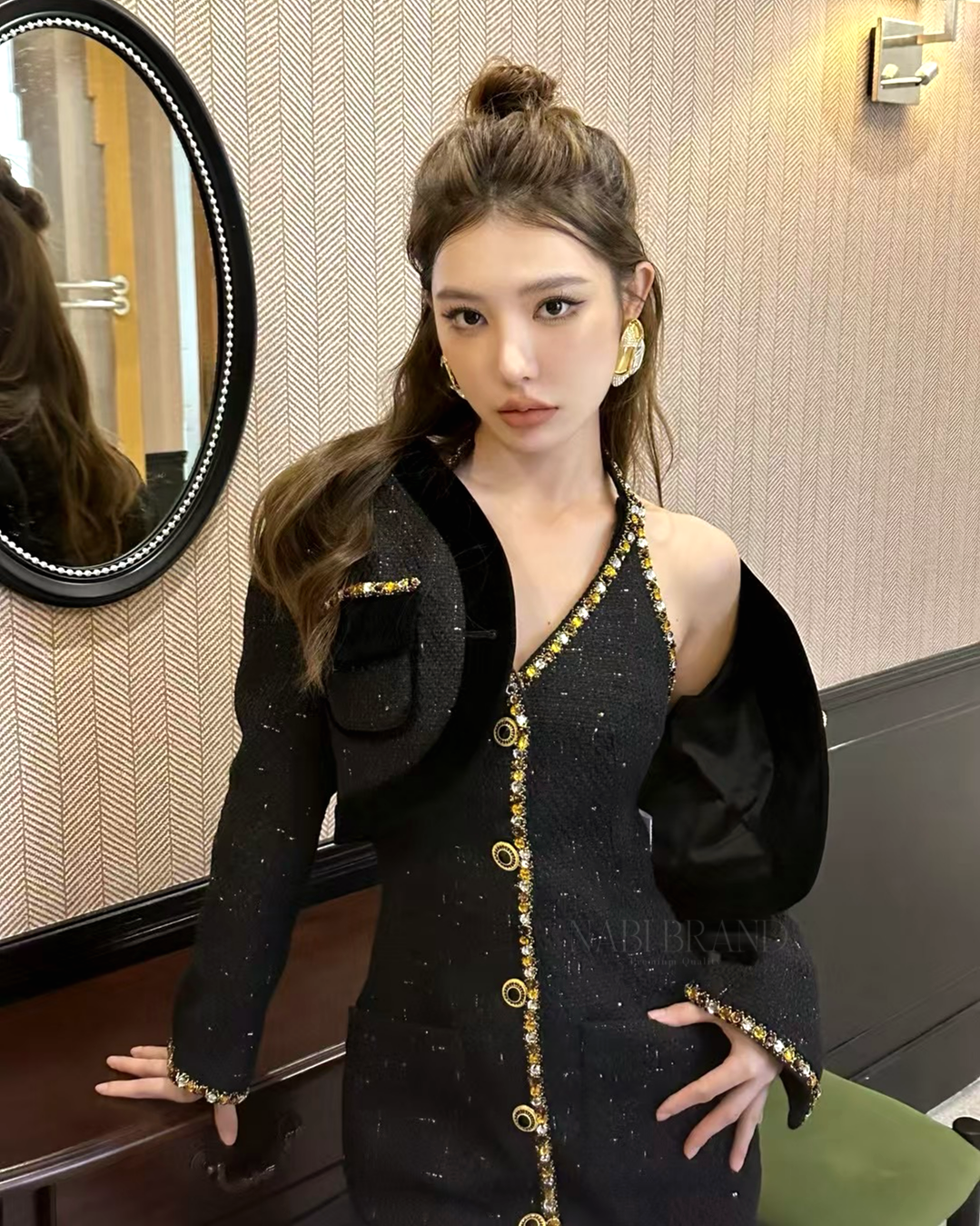 Set 2 ชิ้น เสื้อสูทคลุม มาคู่กับ เดรสคล้องคอเปิดหลัง ผ้าทวิตหนาอย่างดี งานขึ้นห้าง มีช่องกระเป๋าใช้งานได้จริง เดรสมีฟองน้ำ ทั้งชุดมีซับในมาให้ ชุดเดรสงานกระดุมหน้า ชุดนี้ดีเทลจึ้งๆมากค่ะ จะใส่แค่เดรส หรือสวมเสื้อคลุมไปด้วย ก็หรูเลิศคุณภาพคุ้มเกินราคา ห้าม