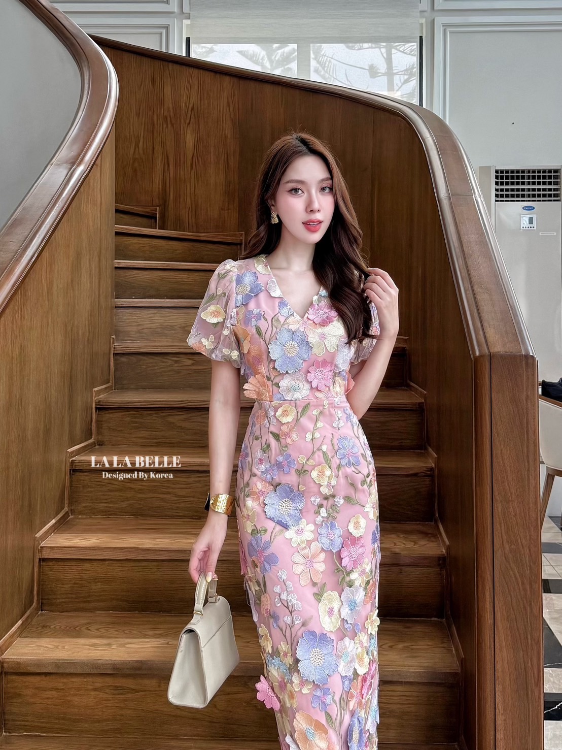 เดรสคอวีแขนตุ๊กตาเอวเข้ารูปกระโปรงยาวทรงสอบมีซับในผ้าหนานุ่มอย่างดีทั้งชุดรวมถึงแขนด้วยค่ะตัดเย็บด้วยผ้าปักมวลดอกไม้ทั้งชุดหน้าหลังอย่างดีบวกกับดอกไม้ป๊อปอัพโดยการเย็บดอกไม้ทีละดอกทั่วทั้งชุดเย็บดอกไม้แน่นให้อย่างดีทำให้ชุดดูหรูหรา
