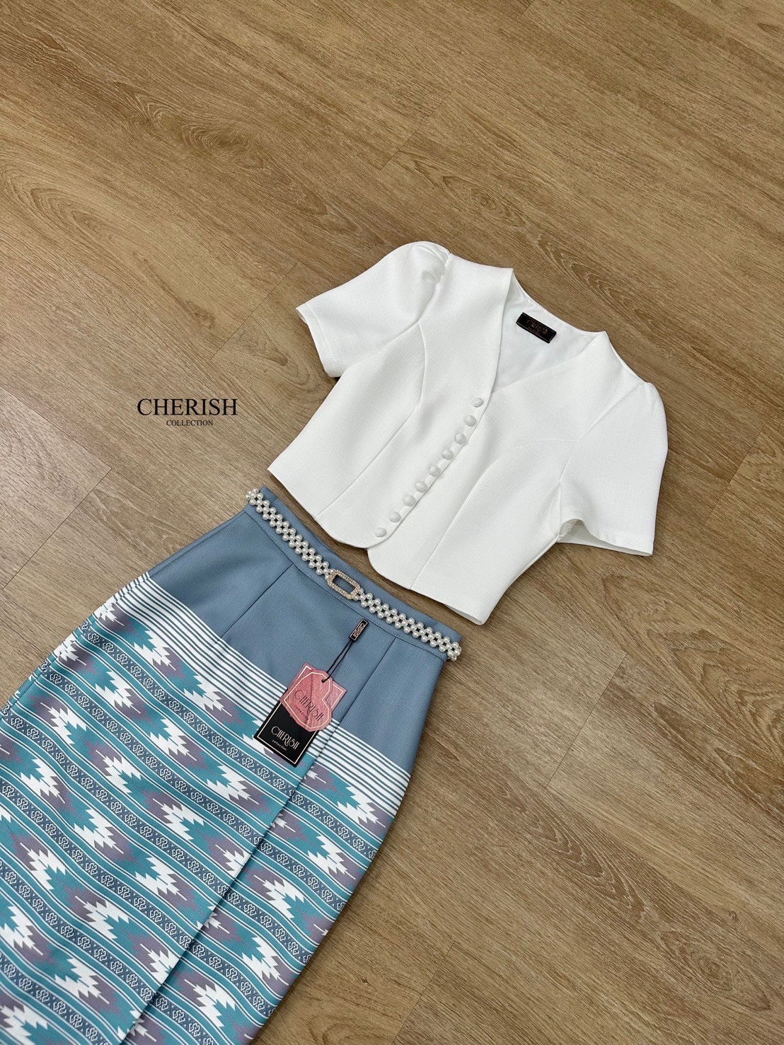 เซ็ท 3 ชิ้น ชุดไทย ชุดงานบุญ สีใหม่ไม่ซ้ำใครแน่นอน ตัวเสื้อคอวีตกแต่งกระดุม ส่วนตัวผ้าถุงเป็นผ้าถุงสำเร็จรูปตกแต่งลายไทยจับจีบหน้าผ่าหลัง ลายใหม่ของร้านซึ่งเก๋ละโดดเด่นมากๆ แถมเข็มขัดมุก