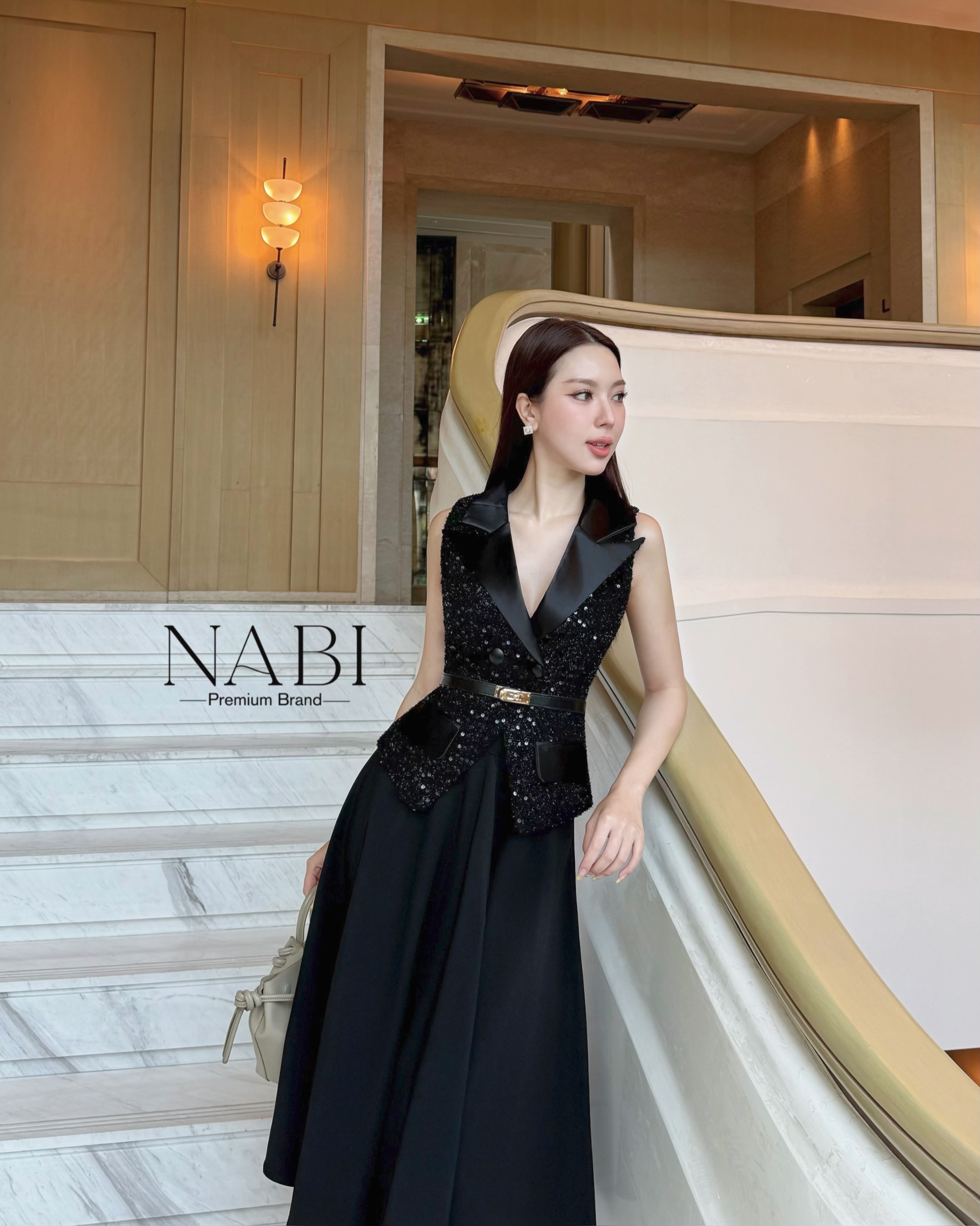 Detail :: Set 3 ชิ้น เสื้อมผ้าทวิส กริตเตอร์แขนกุด แต่งปกเงากระดุมเงา มาพร้อมกระโปรงผ้าสูทพริ้วๆ ซิบหลัง ชุดมีซับในและฟองน้ำอย่างดี เข้าเซทกับเข็มขัดหนัง เสริมลุคสาวๆ ให้ดูมีสง่าราศี ดูดีได้ทุกวัน ใส่ออกงาน ใส่ทำงานได้เลย ผ้าเกรดดี งานว้าวมาก คอนเฟิร์ม ใค