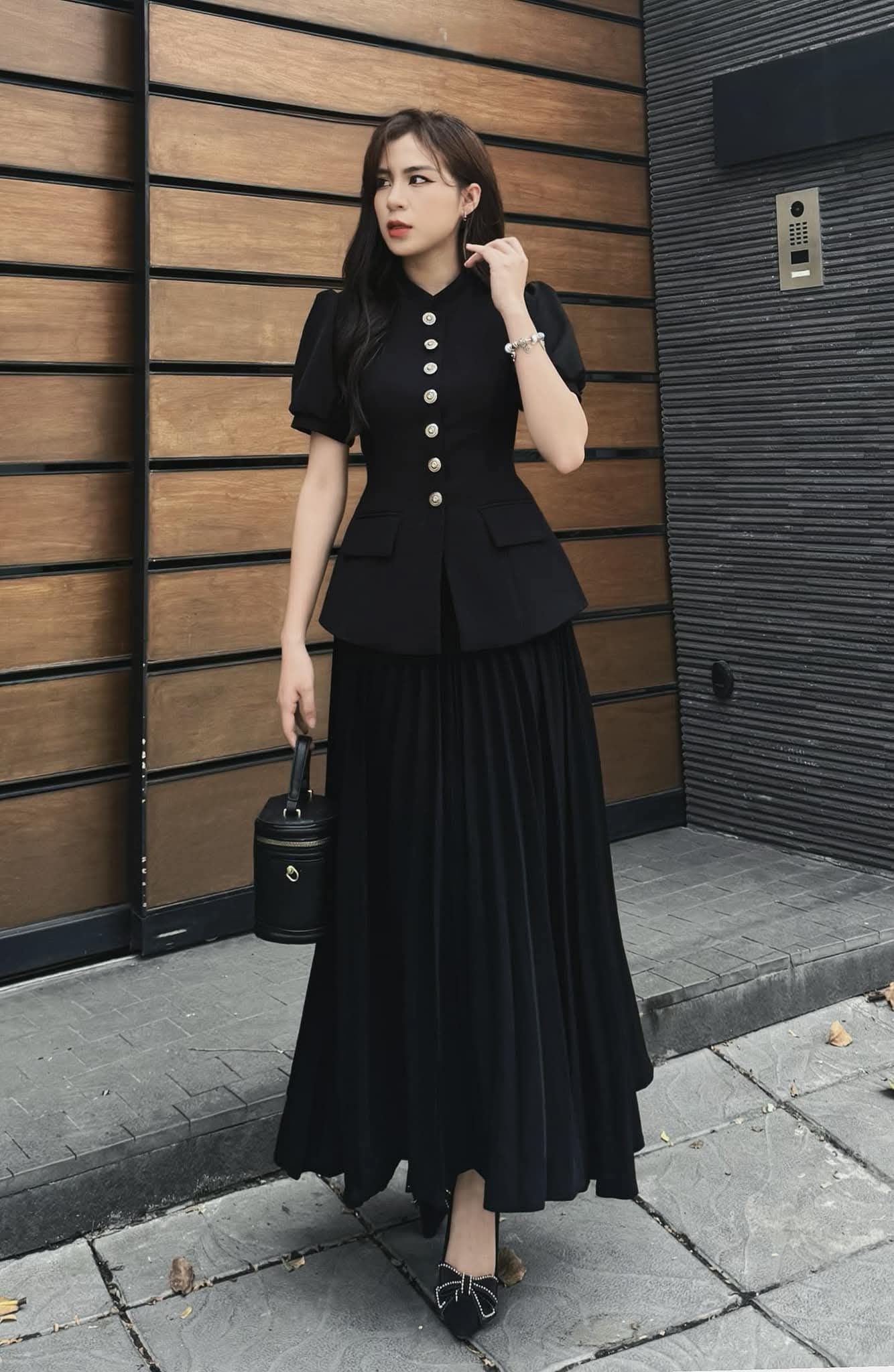 Set เสื้อแขนพอง คอตั้งติดกระดุมเรียงด้านหน้า มาพร้อมกระโปรงยาวอัดพลีททั้งตัวสวยมากค่ะ มีน้ำหนักทิ้งตัว เนื้อผ้าหนาเป็นทรงสวย ซับในทั้งชุดค่ะ... ใส่ออกมาแล้วเป๊ะเว่อร์ แพทเทรินเนี๊ยบสุดๆ ส