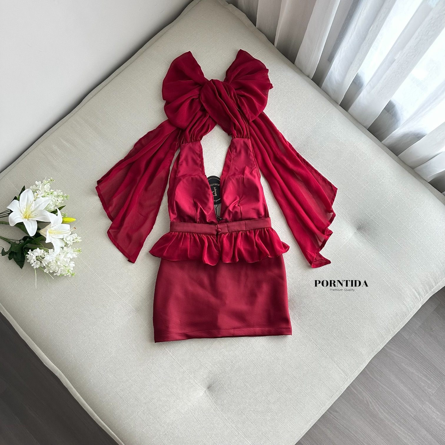 ชุดเซต2 ชิ้นสีแดงไวท์ ชุดเซทผูกคอหน้าอกเสริมฟองน้ำงานโชว์หลังกระโปรงสีแดงซับในกางเกง รุ่นนี้สวยแซ่บหรูมาก ใส่แล้วออราพุ่ง แซ่บบเกินต้าน