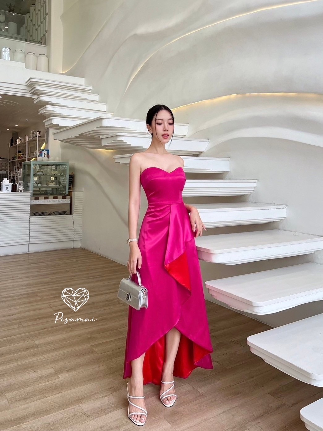 เดรสเกาะอกตัวยาวทูโทนสีชมพูแดง ผ้ามันวาว ทรงหน้าสั้นหลังยาว ใส่ไปงานสวยๆได้เลยค่า ราคานี้มือต้องไวเลยค่า รุ่นนี้ใส่สวย เนื้อผ้าดีมากกกกกกก ห้ามพลาดเลยค่า