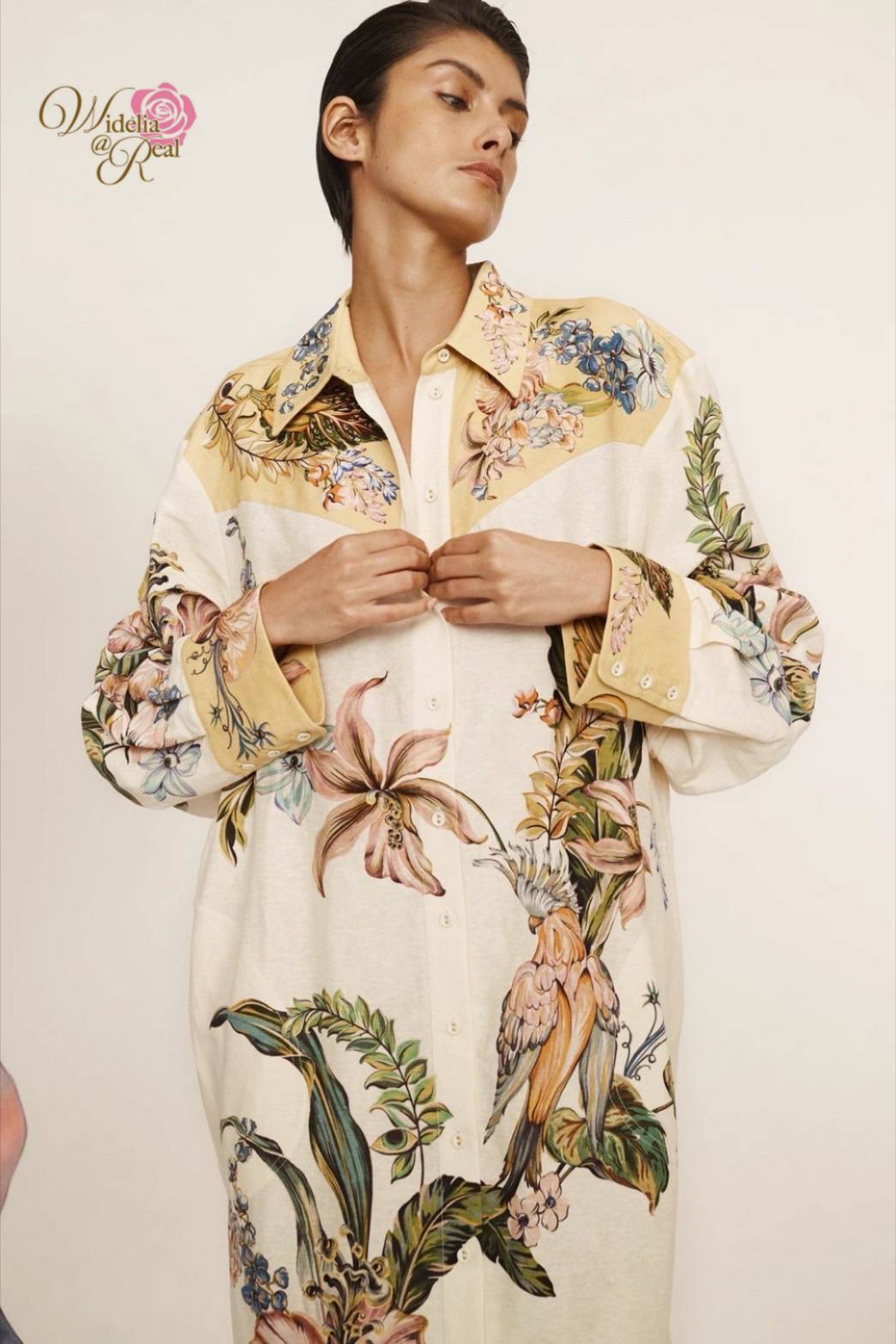 Dress ตัวสั้น ทรงปล่อย งานเก๋ ใส่ง่าย แขนยาว คอเชิ้ต กระดุมเรียงยาว พิมพ์ลายดอกไม้มีเชือกผูกเอวเพิ่มความกระชับ เนื้อผ้าอย่างดี งานเกรดพรีเมี่ยม แนะนำเลย รับรองใส่ออกมาไม่ผิดหวัง บอกเลยห้ามพลาดเด็ดขาดงานดีงานสวยจริงต้อง Widelia @ Real