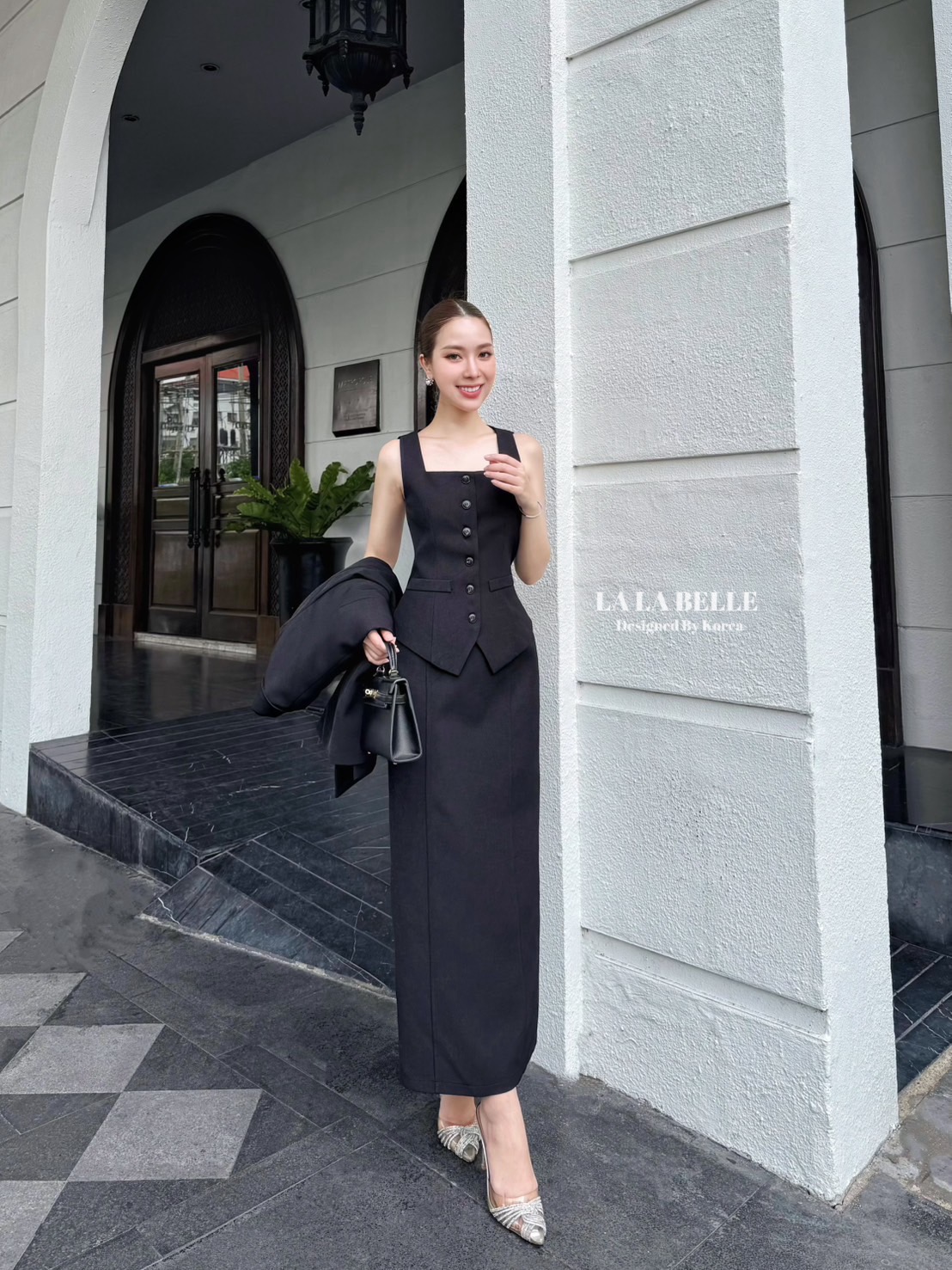 เซต3ชิ้นผ้าสูทอัดกาวอย่างดีผ้ามีน้ำหนักสุดๆเสื้อคอเหลี่ยมกระดุมหน้าเอวเข้ารูปชายเสื้อบานออกเล็กๆใส่กับกระโปรงทรงสอบเอวสูงตะเข็บหน้าผ้าหลังมาพร้อมเสื้อสูทคอกปกกระดุมหน้าแขนยาวบ่าเสริมฟองน้ำมีซับในอัดกาวอย่างดี