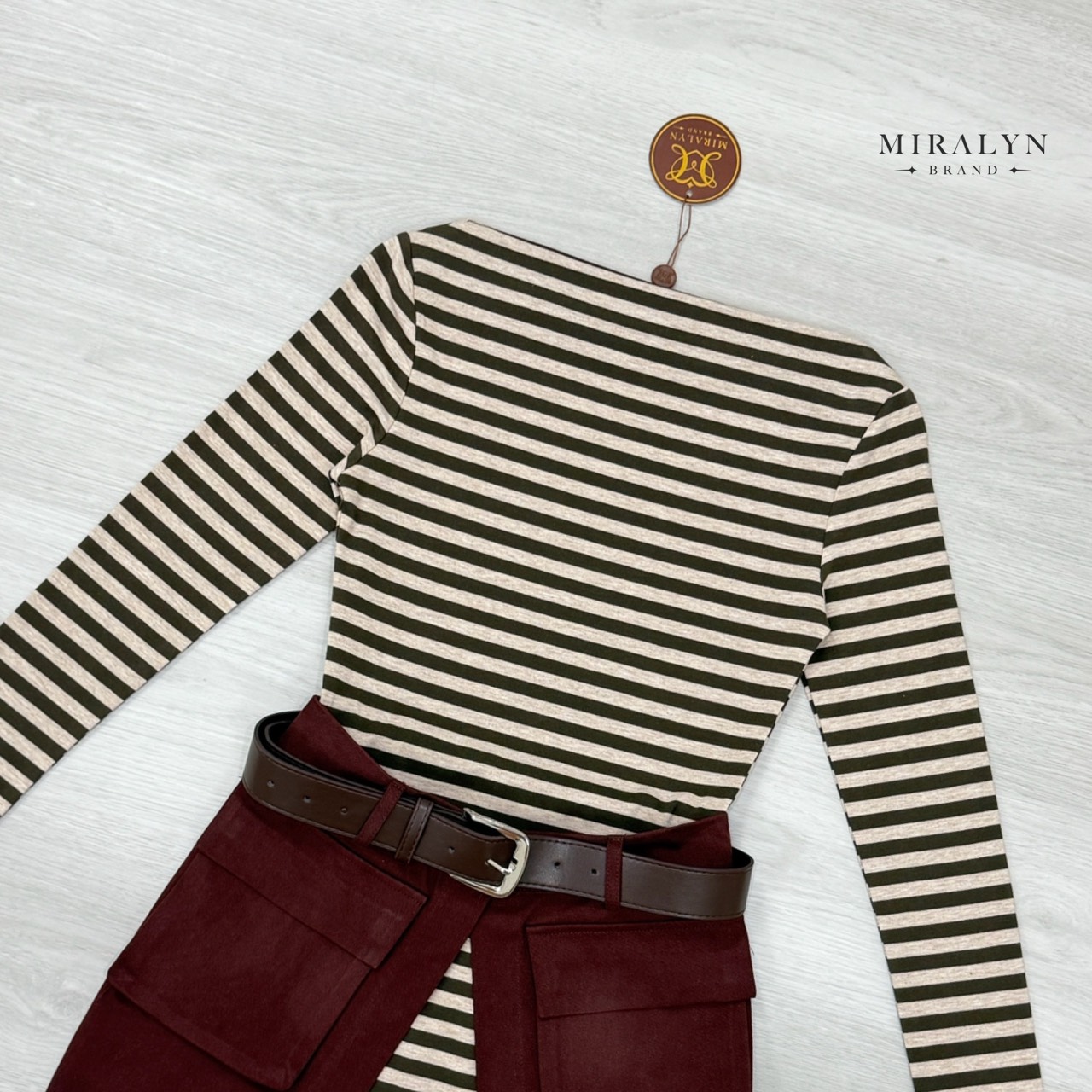 เซต 3 ชิ้น เสื้อยืดแขนยาวคอปาดลายสีน้ำตาลทรงยาว ใมาพร้อมกระโปรงผ้ายีนส์สีน้ำตาลแต่งดีเทลด้วยกระเป๋าข้าง พร้อมเข็มขัดสีน้ำตาลงานเก๋มาก การันตีงานคุณภาพ คัตติ้งประณีตใส่ใจทุกรายละเอียดของงาน