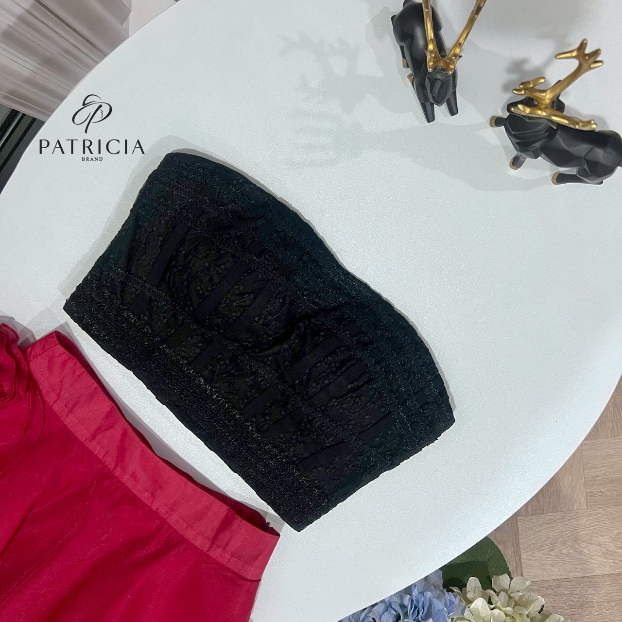 Set 2ชิ้น เกาะอก+กระโปรง🔥 เซ็ทนี้ตัวเสื้อเป็นทรงเกาะอกเข้ารูป ใช้ผ้าลูกไม้สีดำและมีซับในด้านในมีฟองน้ำอย่างดี และเย็บขอบด้วยยางกันลื่น เป็นงานซิปหลัง