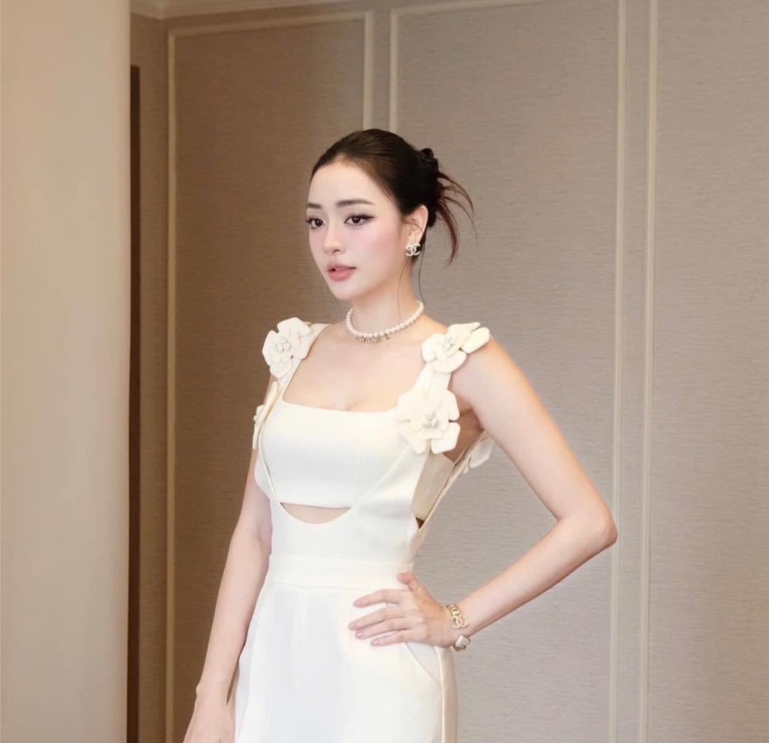 ชุดจั๊มสูทขายาวประดับดอกไม้ช่วงไหล่ มาพร้อมเกาะอก ผ้าดี ทรงสวย ใส่ออกงาน ไปเที่ยวได้ค่า สวย หรู ดูดี