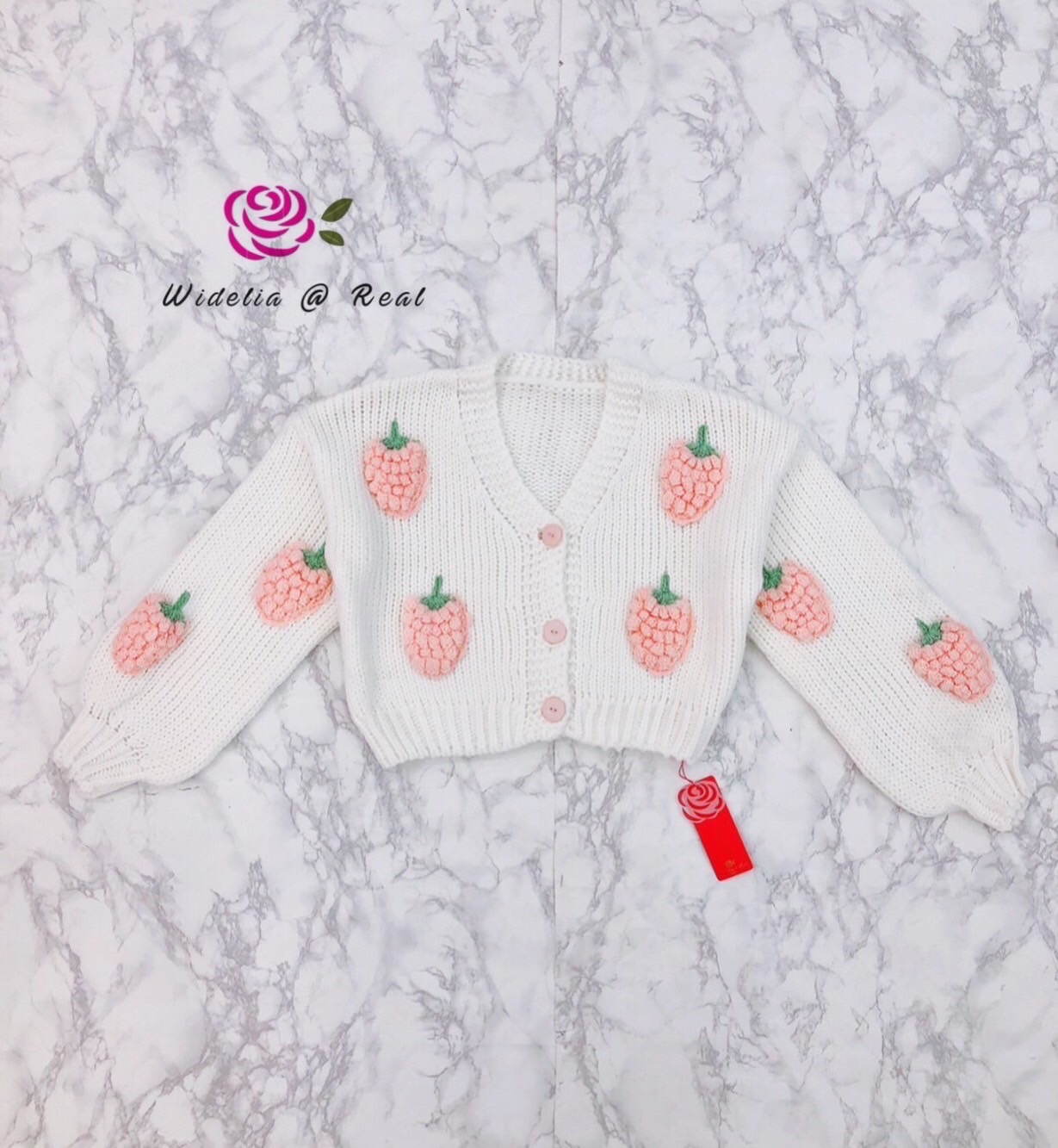 Jacket แจ็คเก็ตแสนสวย คุณขางานสวยอลังการมาก งานน่ารักไม่ไหวแล้วแม่ สตอเบอรี่ลูกใหญ่มาก เนื้อผ้าหนานุ่ม ใส่อุ่นสบาย ใกล้หน้าหนาวแล้วน๊า รีบจัดให้ไวเลยจ้า งานน่ารักทั้ง2สีเลยนะคะ รุ่นนี้งานสวยและผ้าดีสุดๆ