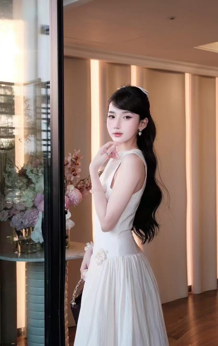 Maxi เดรสสีขาวแขนกุด ดีเทลแต่งแถบกุ้นคู่หน้า อกเสริมฟองน้ำ ตัวกระโปรงแต่งบานออก ดีไซน์แต่งดอกไม้3Dช่วงกระโปรงด้านหน้า มีซิปหลัง ชับในยาวอย่างดี ใส่ออกมาดูดี Luxury สุดๆ