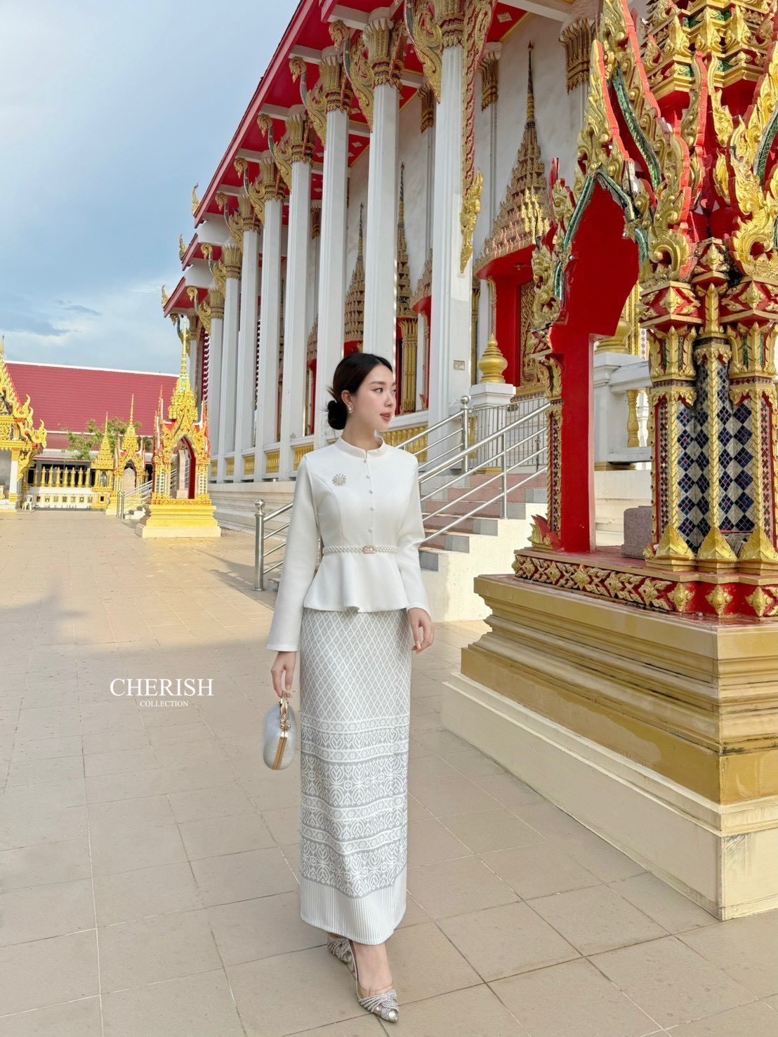 เซ็ท ชุดไทย 4 ชิ้น ตัวเสื้อคอกลมแขนยาวชายระบาย ตกแต่งกระดุมซิปหลังมีฟองน้ำเสริมอก ตัวกระโปรงผ้าพิมท์ลายผับจีบหน้า ผ่าหลังพร้อมซับในอย่างดี มีเข็มขัด+เข็มกลัดแถมให้ด้วย จะใส่เข้าพิธีสำคัญ งานบุญ งานมงคลสมรส จะไปงานไหนรับรองเด่นสุดๆเลยค่า