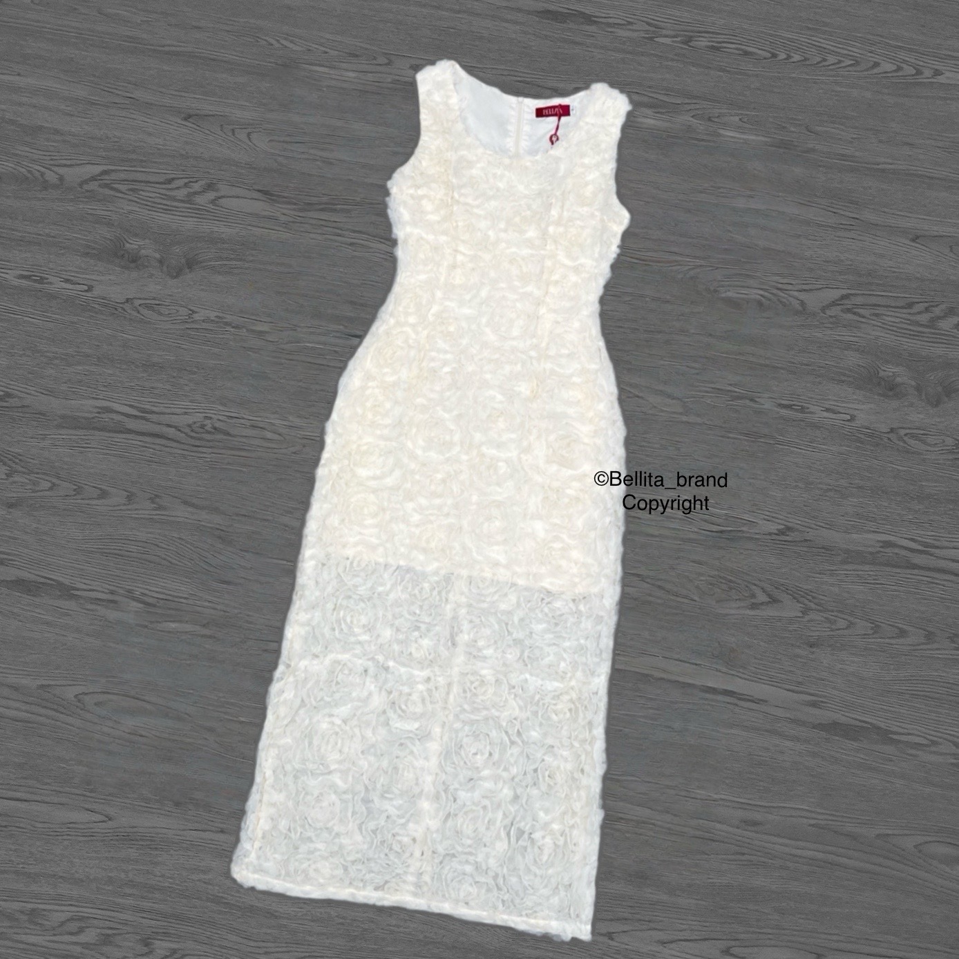 เดรสยาวผ้า 3D สีครีม คอกว้างแขนกุด เอวเข้ารูป ชุดสีครีม ผ้า 3D ลายดอกกุหลาบ มีซับใน ซิปด้านหลัง