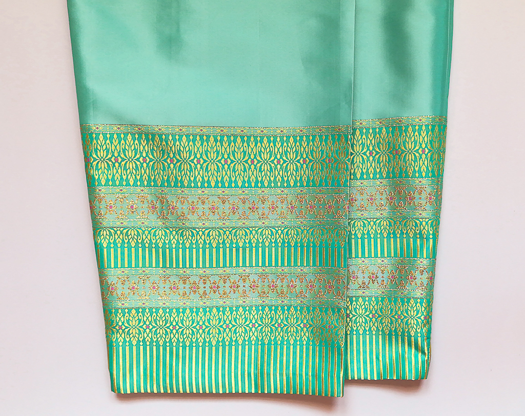 ผ้าถุงไหมสำเร็จรูป (สีฟ้า) งานตัดเย็บประณีต อัดผ้ากาวตามสีของผ้าถุง เนื้องานดีเกรด A (รอบเอว 30 นิ้ว)