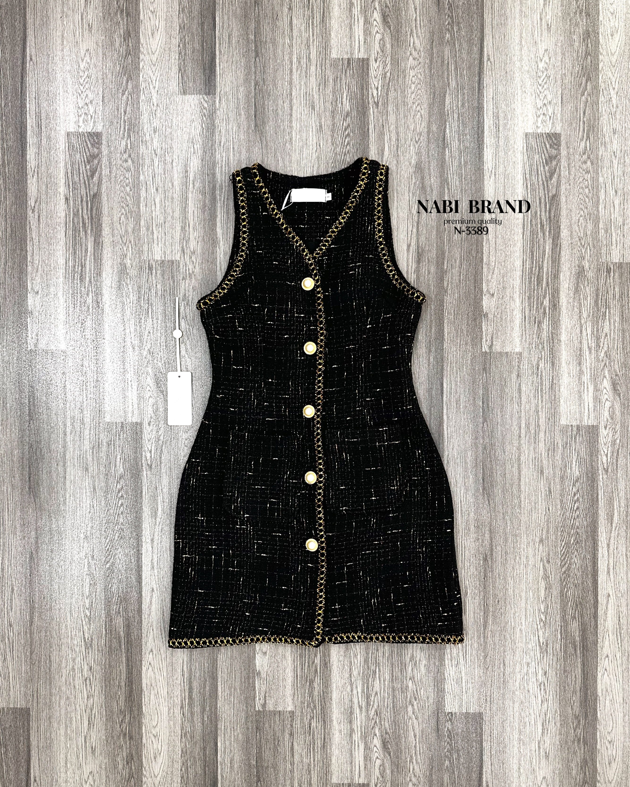 Label :: #NABIBRAND Code :: N-3389 Detail :: เดรสผ้าทวิตแขนกุด ทรงสวมใส่ แต่งด้วยกระดุมหน้าไข่มุกหรูหรา และแต่งขอบเดรสสีทอง มีช่องกระเป๋าหน้าให้ 2 ช่อง มีซับซับในและฟองน้ำมาให้ การันผ้าดี ผ้าดีมาก คุ้ม!! ทรงสวยเป๊ะ 🖤 #เสื้อผ้าแบรนด์NABI #NABIBRAND