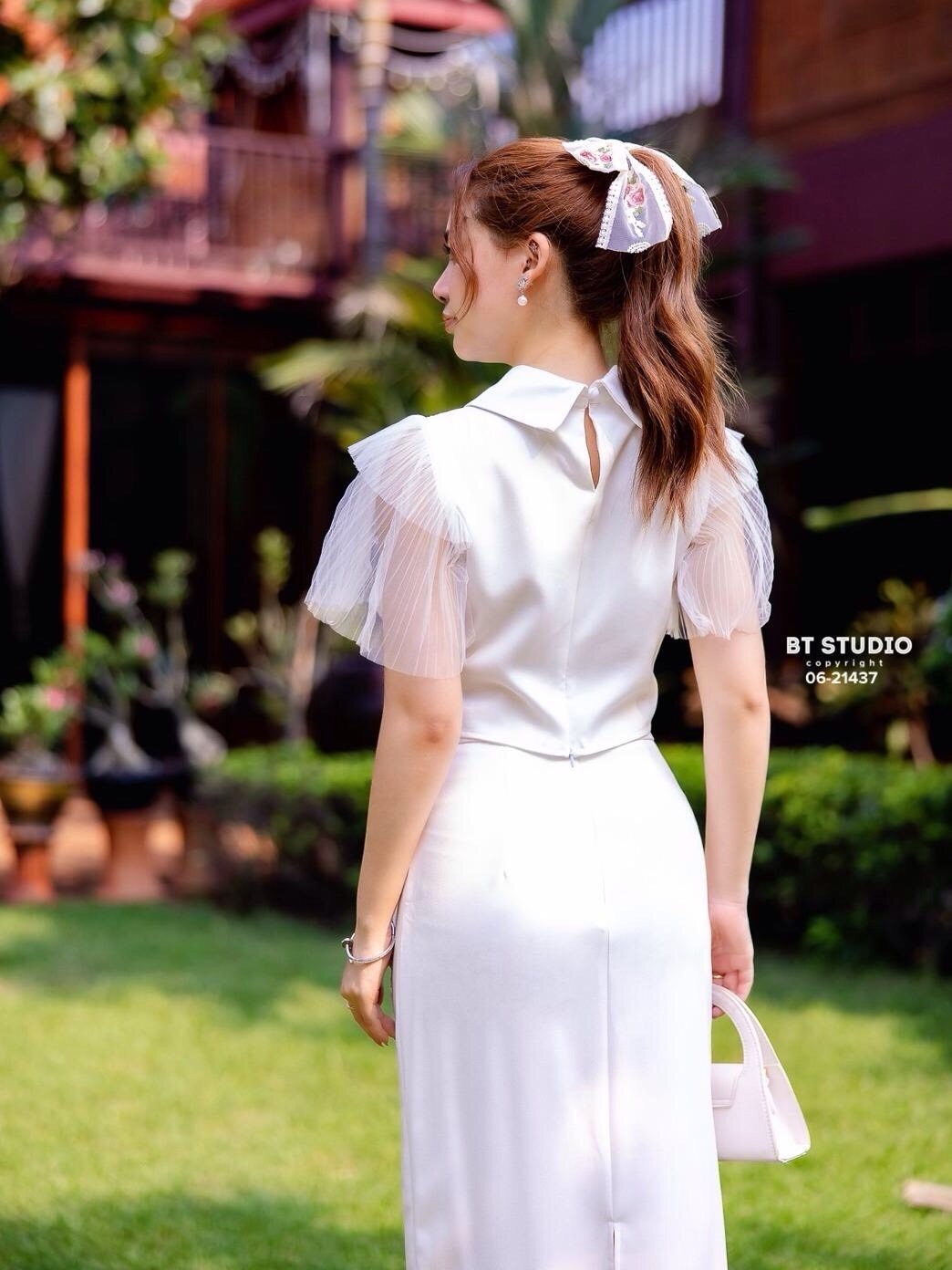 TAG : BT STUDIO DETAIL : เซท 2 ชิ้น เสื้อคอปกแต่งระบายตรงกลางตัดต่อติดลายลูกไม้ มาพร้อมกระโปรงยาวด้านหน้าตัดต่อลูกไม้ด้านหลังผ่าหลัง งานสวยเนื้อผ้าดี คัตติ๊งสวยมาก