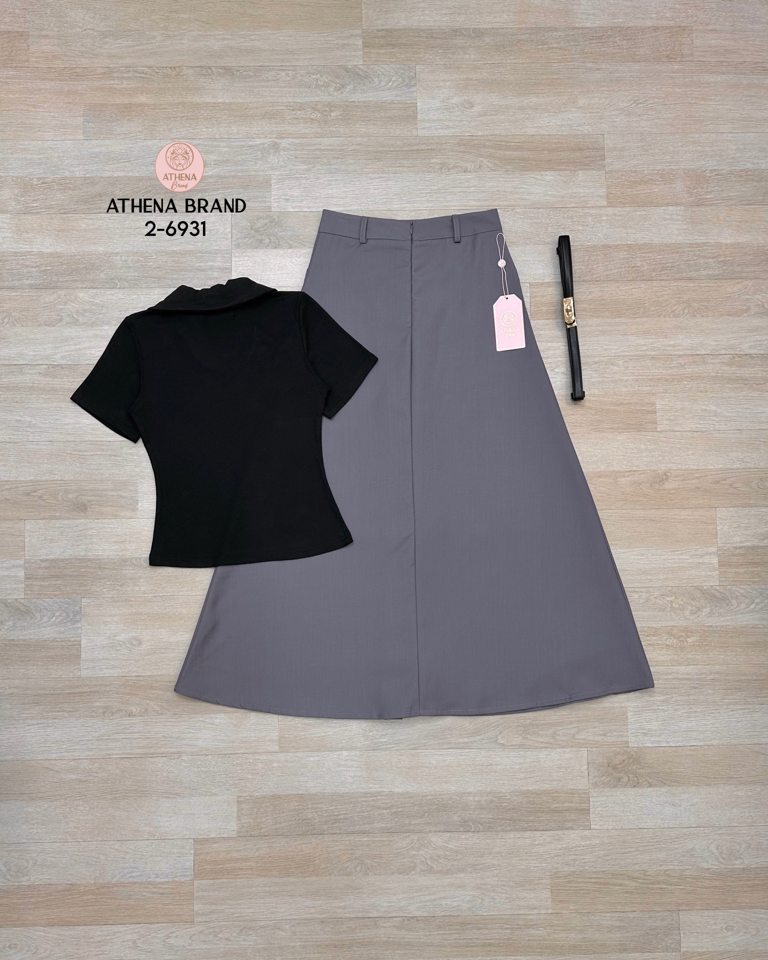 Tag 🔖 :Athena (อธีน่า) Brand Detail :: เสื้อ+กระโปรง+เข็มขัด+เข็มกลัด Set4 ชิ้น เสื้อยืดคอปกผ้าร่อง แมตช์มาคู่กับกระโปรงดีไซน์เย็บจับจีบ มีกระเป๋าใช้ ได้จริงทั้ง2ข้าง เนื้อผ้าดี๊ดีมีน้ำหนักและมีTexture#Athenabrand #ป้ายAthena #เสื้อผ้างานป้าย #ชุด