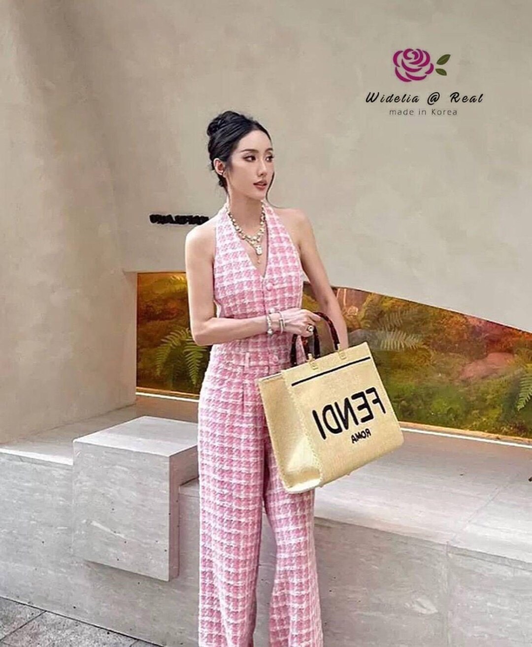 Jumpsuit :: จั้มสูทคล้องคอตัวยาวสวยทรงดี เนื้อผ้าทอทวิตสีสวยหวานงานเกรดพรีเมี่ยม รุ่นนี้งานสวยมาก ด้านหน้าแต่งกระดุมเรียงเม็ดสวยเอวเข้ารูปเป็นขอบเอวเก๋แต่งซิป ท่อนล่างกางเกงขายาวทรงกระบอกสวย ทรงเป๊ะ คัตติ้งเนี๊ยบมาก รับรองใส่ออกมาไม่ผิดหวังการันตีให้เลย