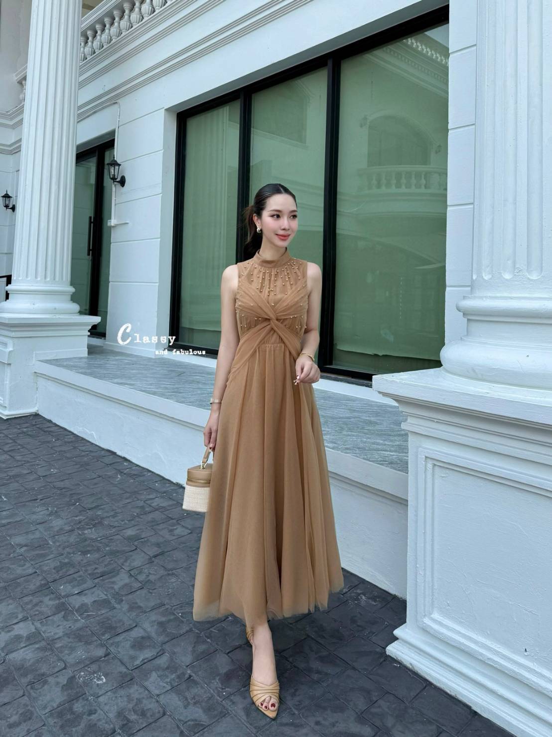 เดรสคอปีนแขนกุด ด้านหน้าเสื้อมีปักมุกทั่วเสื้อด้านบน และเรา design ผ้าไขว้ตัวX ด้านหน้าสวยมาก สีสวย เนื้อผ้าอย่างดี ไม่คันแน่นอน ช่วงกระโปรงเป็นทรงพองสวยกำลังดี อกมีฟองน้ำ มีซับในยาว ซิปหลัง มีติดตู้ไว้ได้ใช้แน่นอนค่า