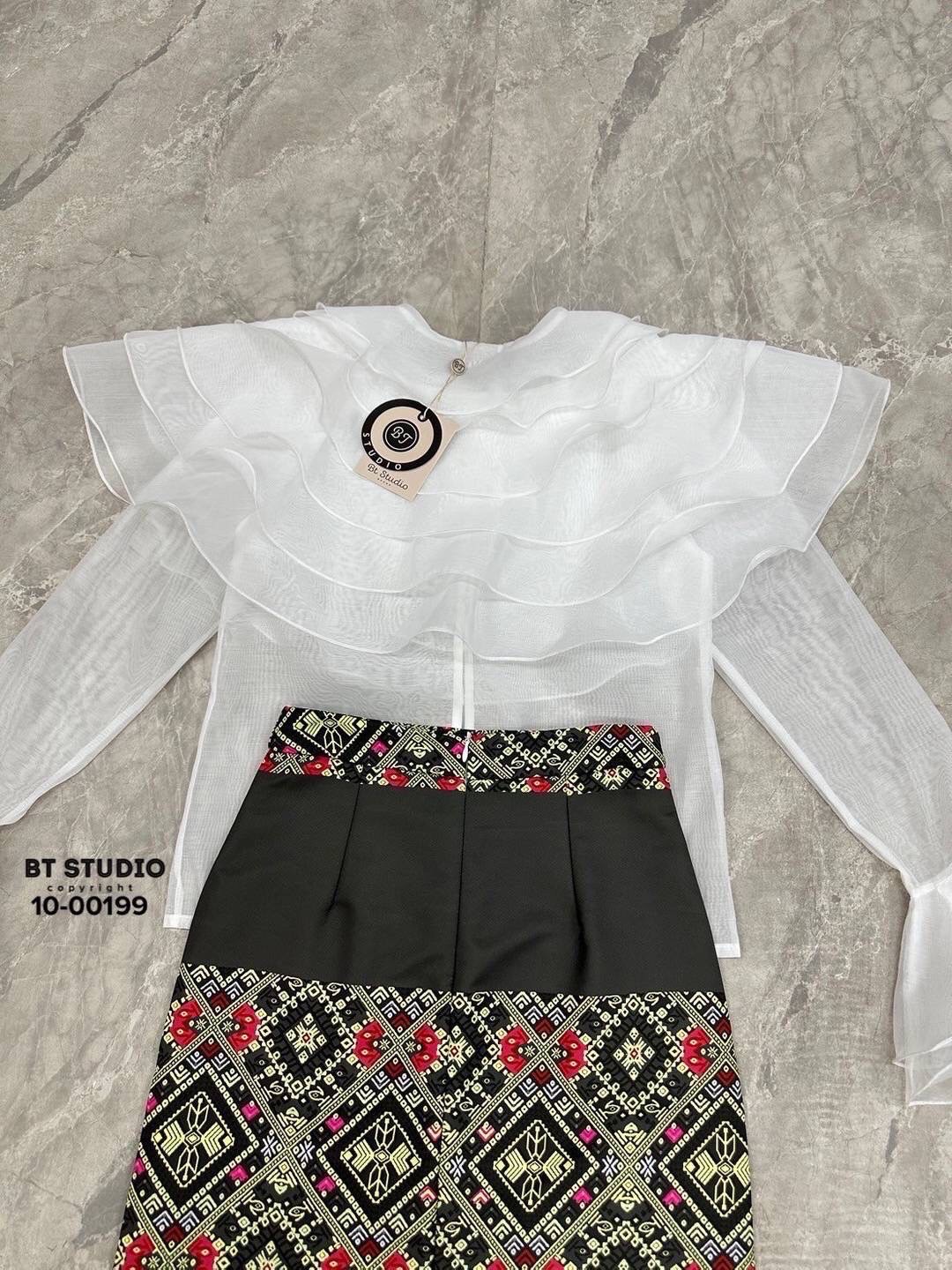 TAG : BT studio DETAIL : เซท 2 ชิ้น เสื้อระบายคอเป็นชั้น ๆ แขนยาวปลายแขนแต่งระบายออก กระดุมหน้า มาพร้อมผ้าถุงพิมพ์ลายสำเร็จ งานสวยเนื้อผ้าดี คัตติ๊งสวยมากค่ะ ใส่แมทซ์กันแล้วดูแพงมากคร้าา