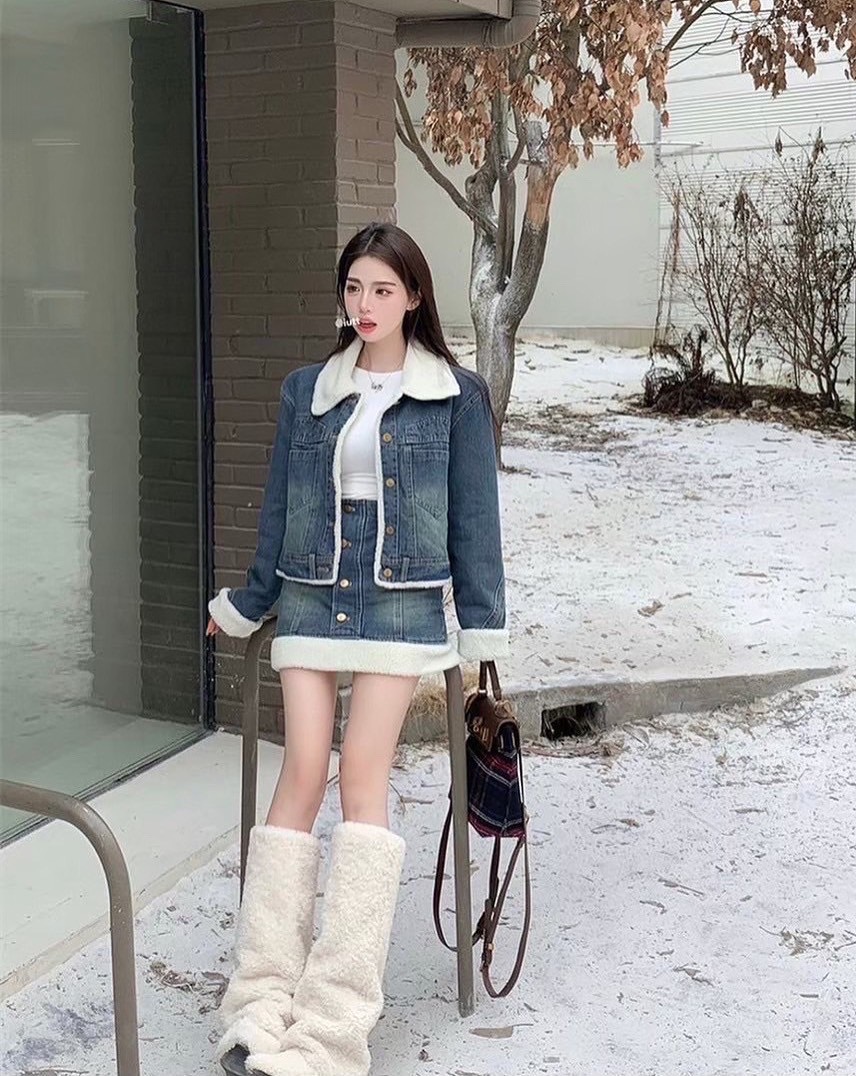 เซ็ตเสื้อแจ็กเก็ตยีนส์สีเข้มแขนยาวแต่งคอปกขนปุยสีขาวขนปุย มาคู่กับกระโปรงสอบตัวสั้นแต่งขนปุยสีขาว ราคานี้มือต้องไวเลยค่า รุ่นนี้ใส่สวย เนื้อผ้าดีมากกกกกกก ห้ามพลาดเลยค่า