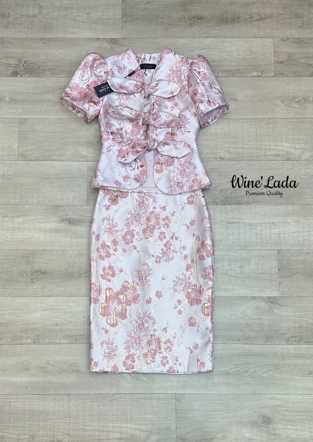 Set 2 Pcs. เซ็ทเสื้อแขนสั้น ดีเทลสามารถผูกโบว์ด้านหน้าได้ มาพร้อมกระโปรงทรงสอบเนื้อผ้าเข้าเซ็ท เซ็ทนี้โคตรคุ้มค่ะ ใช้ผ้า jacqua ทั้งตัว ทรงสวยมากค่ะ เป๊ะและเข้ารูป ใส่แล้วผอมเพียว ซับในทั้งตัว ใครได้ลองแล้วจะหลงรักค่าา รับรองคุ้มเว่อร์ งานสวยมากค่ะ #Wine&
